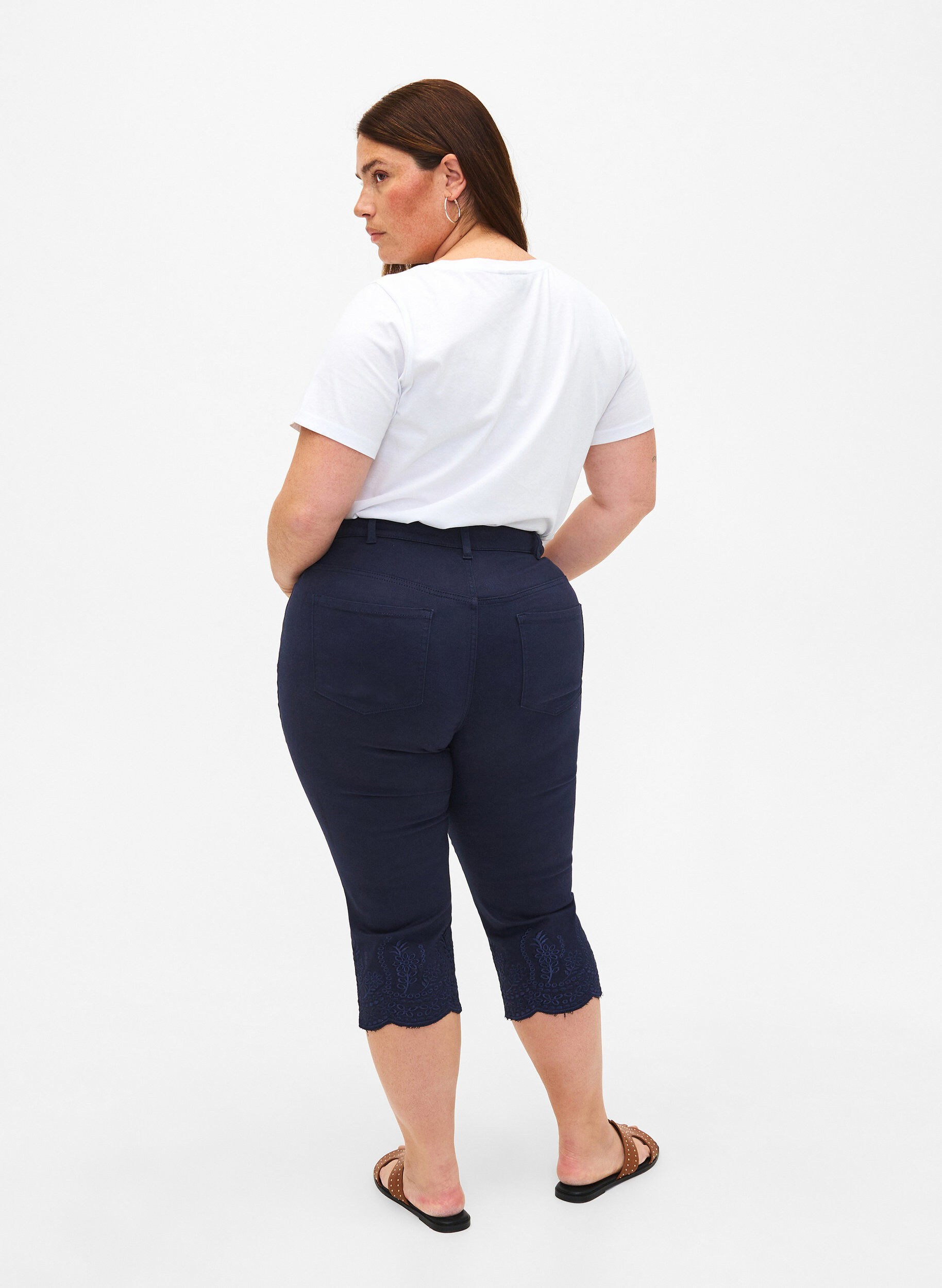 Zizzi L&ouml;sa capribyxor med h&ouml;g midja och h&aring;lbroderi, Night Sky, Model image number 1