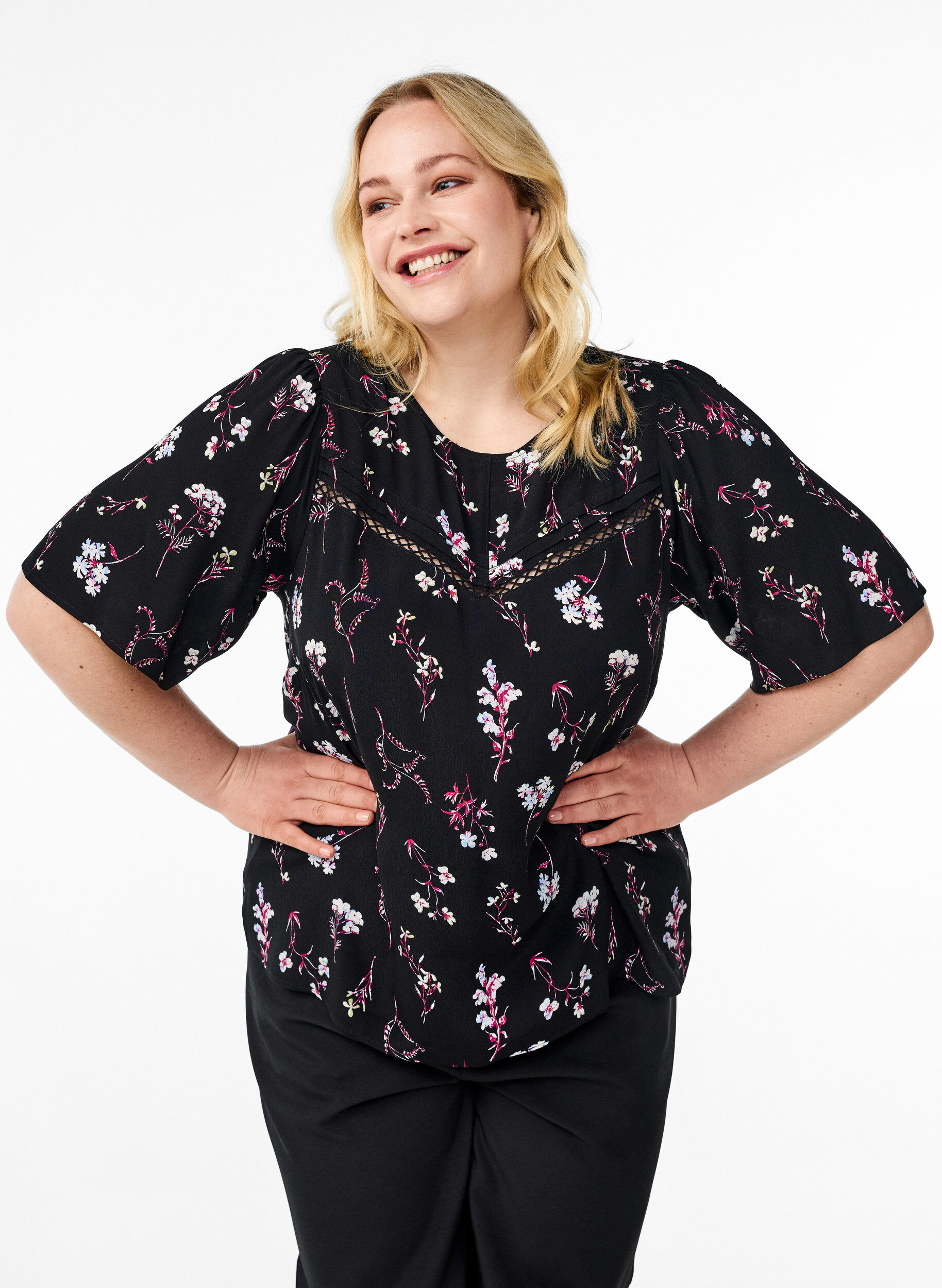 Blommig blus med korta &auml;rmar, Svart, Model