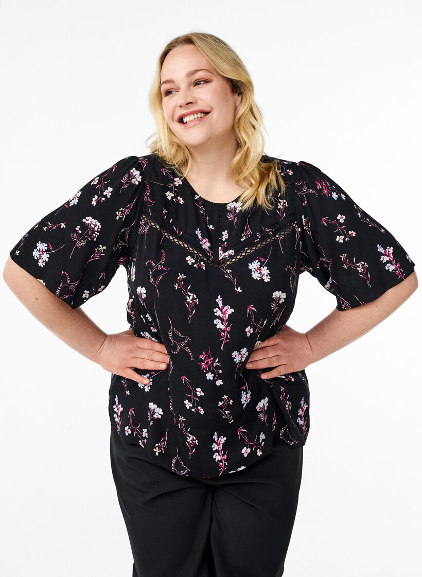 Blommig blus med korta &auml;rmar, Svart, Model image number 0