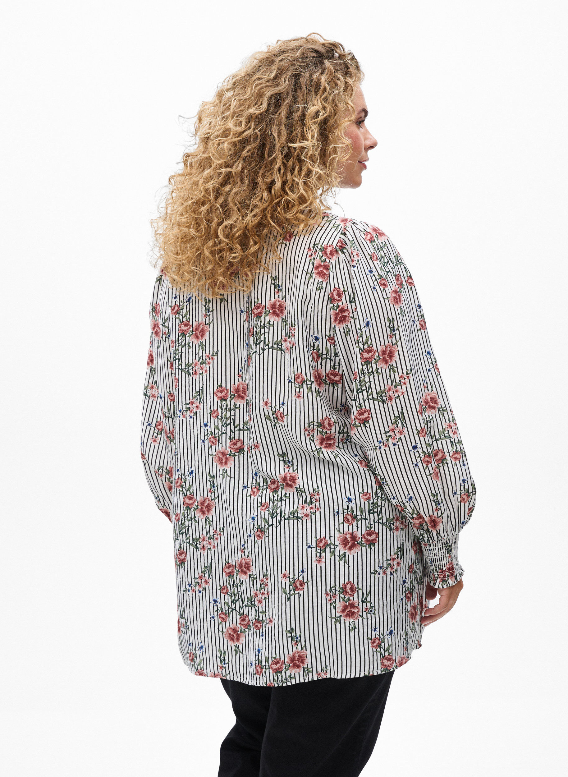 Zizzi Blus med blomm&ouml;nster och knytdetalj, Svart, Model image number 2
