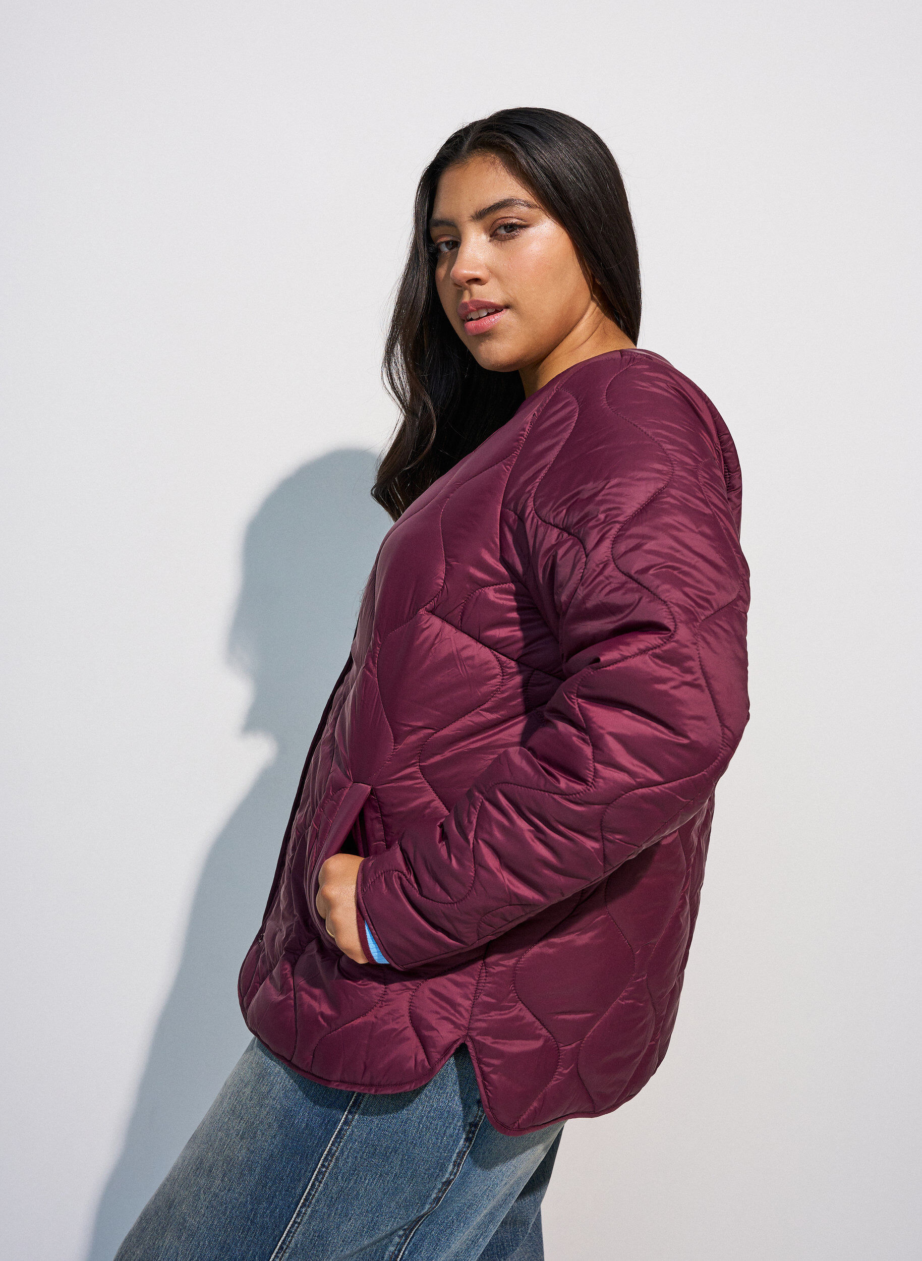 ZizziQuiltad jacka med tryckknappar och rund hals, M&ouml;rk Bordeaux, Model image number 3