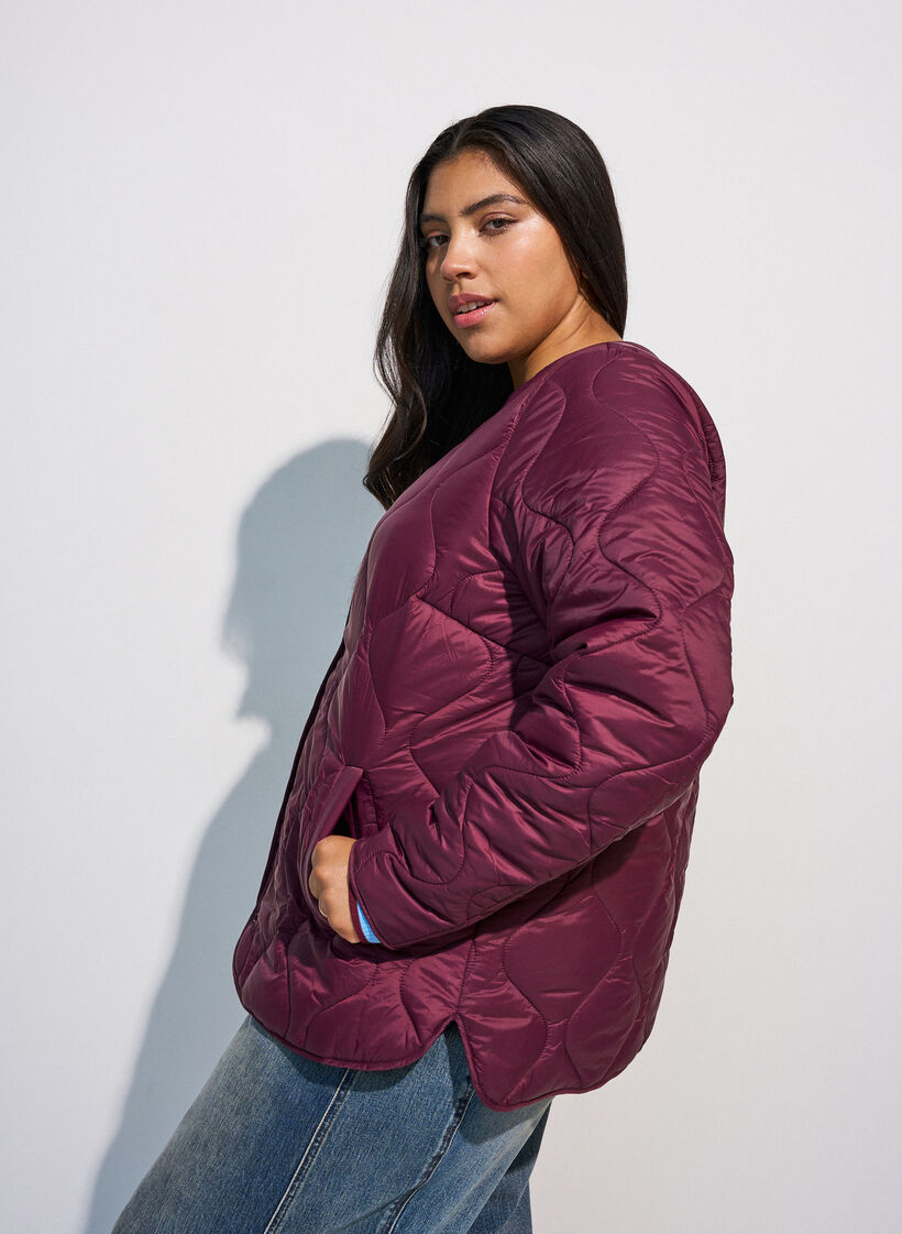 Quiltad jacka med tryckknappar och rund hals, M&ouml;rk Bordeaux, Model image number 3