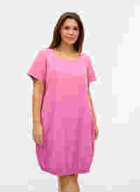 Kortärmad klänning i bomull, Cyclamen, Model