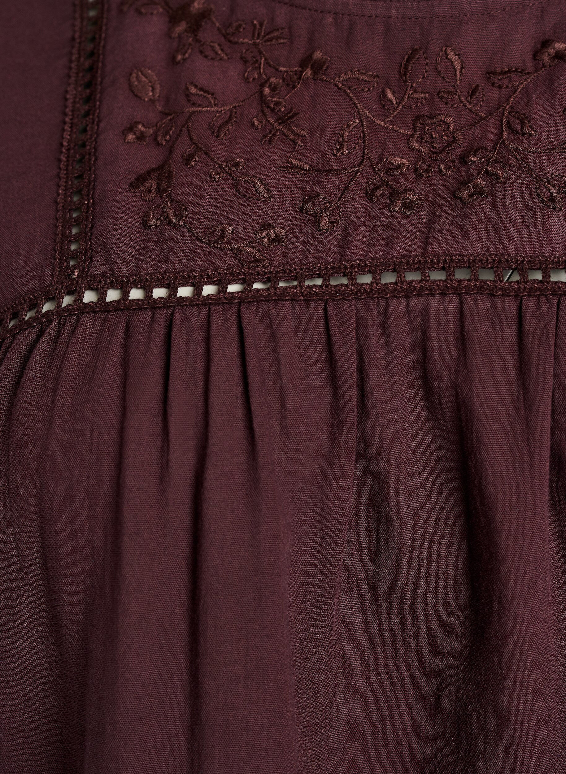 ZizziBlus med broderi och h&aring;lbroderad kantning, M&ouml;rk Bordeaux, Packshot image number 2