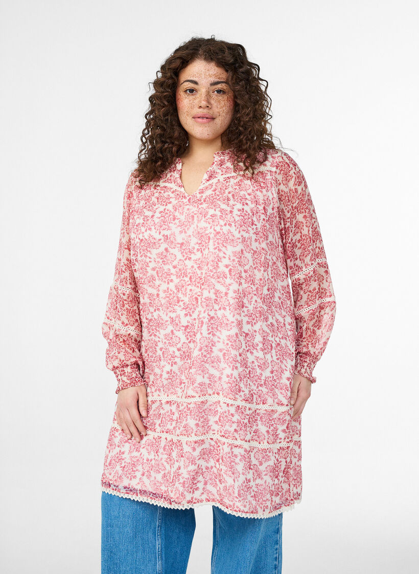 Kort klänning i chiffong med virkade detaljer, Rosa, Model