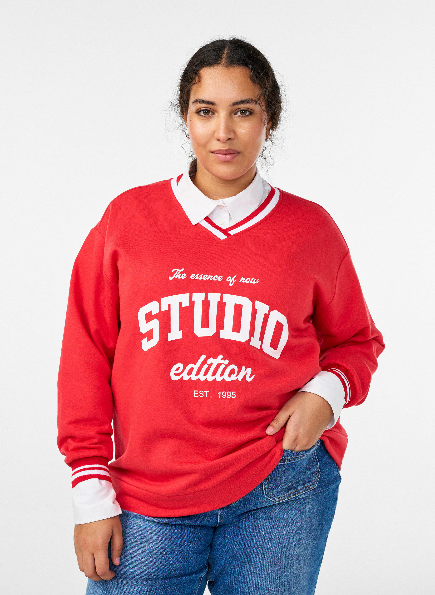 Sweatshirt med v-ringning och texttryck, R&ouml;d, Model