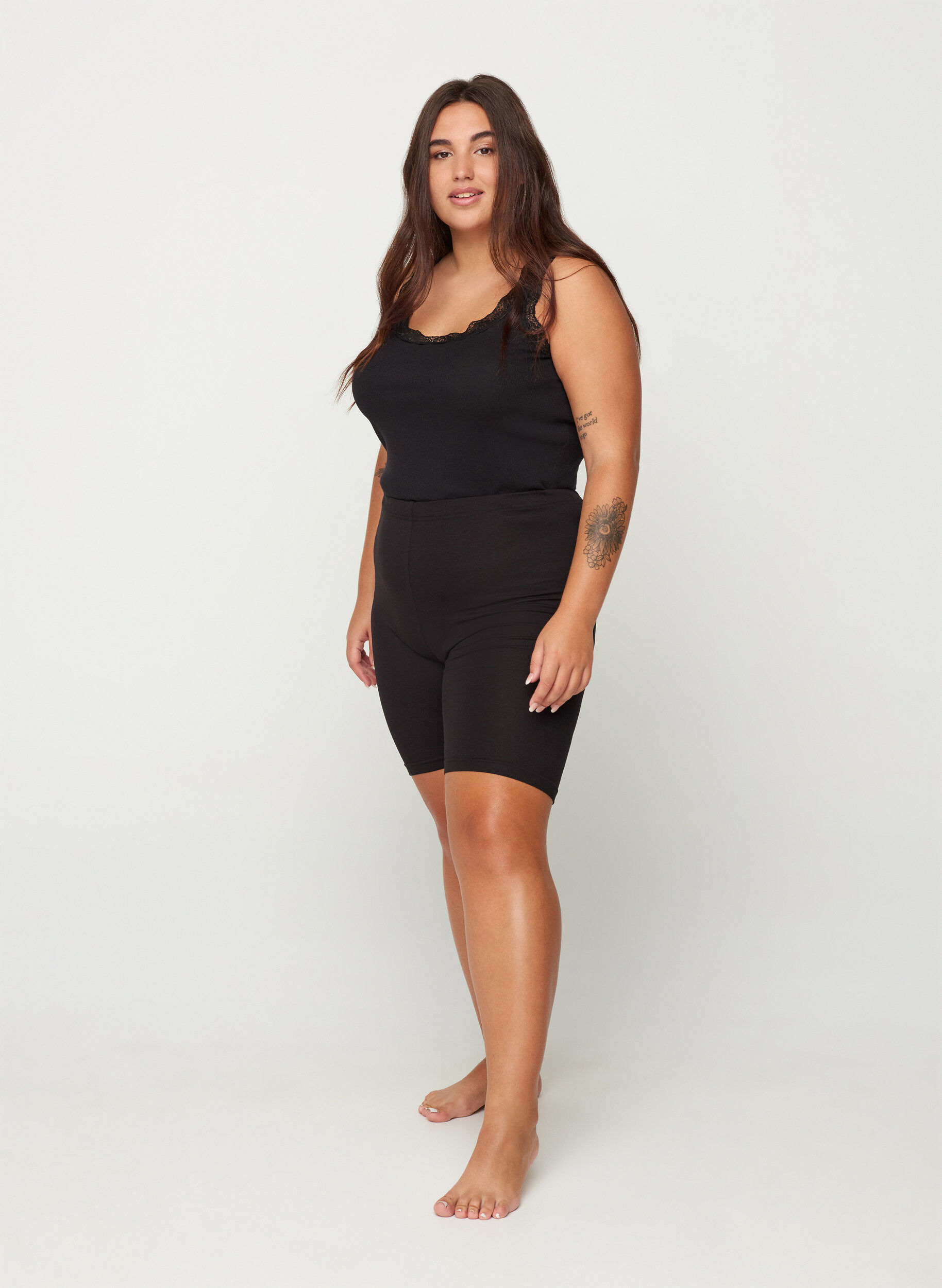 Zizzi Enf&auml;rgad cykelbyxa, Svart, Model image number 1