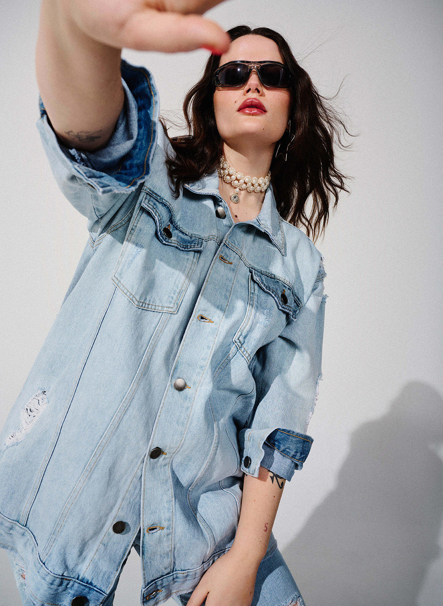ZizziL&ouml;st sittande jeansjacka med slitdetaljer, Light blue denim, Image image number 0