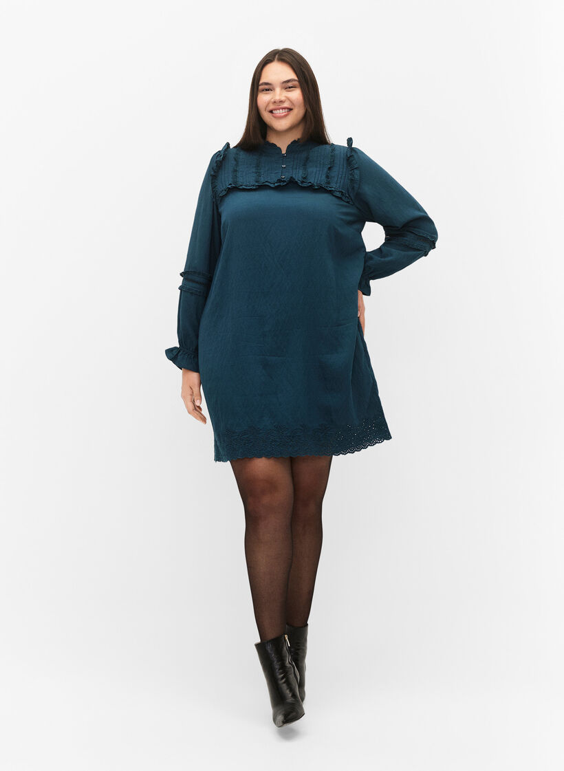 Viskosklänning med broderi anglaise och volangdetaljer, Reflecting Pond, Model image number 3