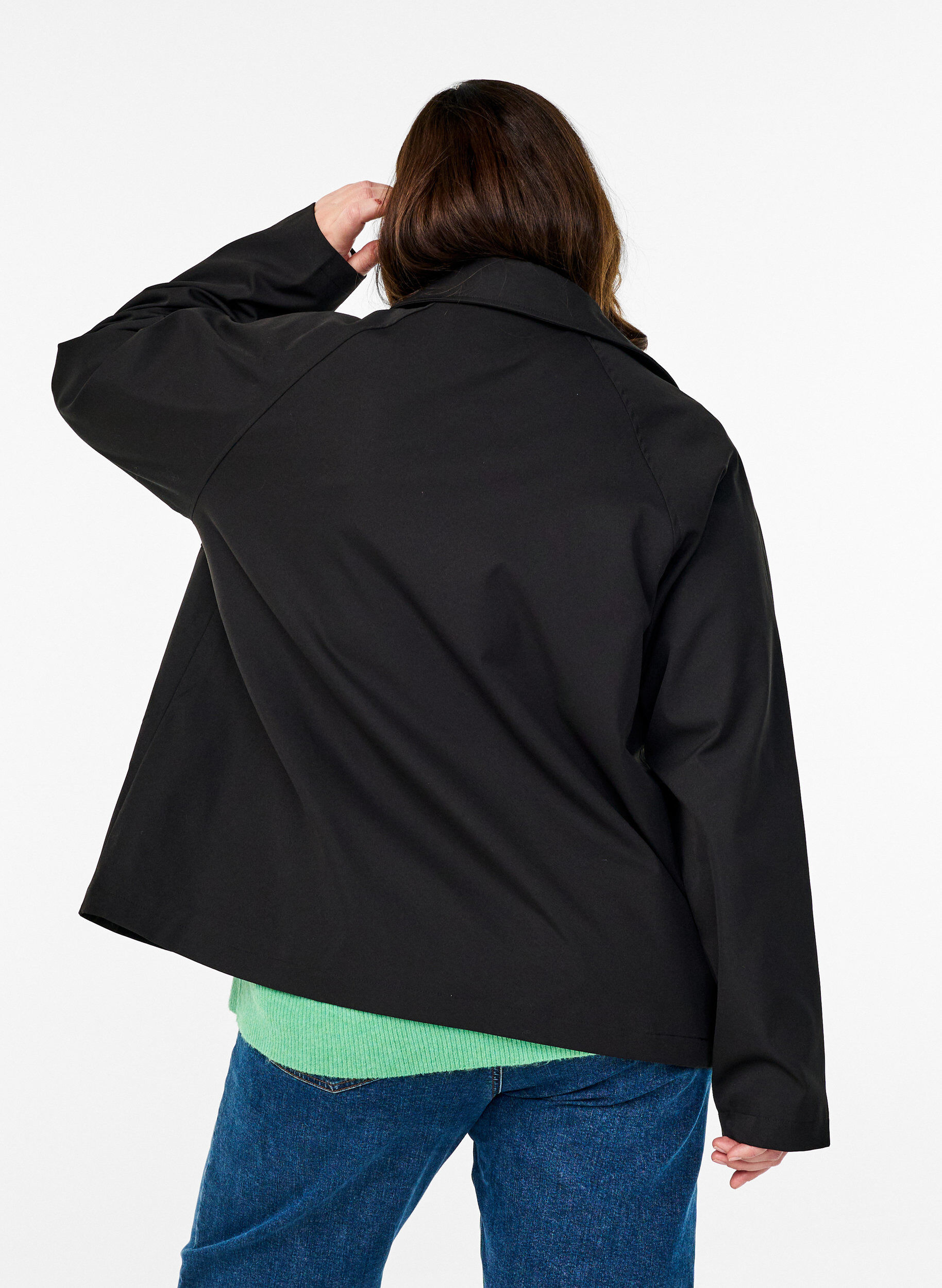 Zizzi Kort trenchcoat med fickor, Svart, Model image number 2