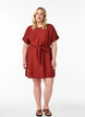 Kort klänning med lös passform och knytskärp, Röd, Model image number 1