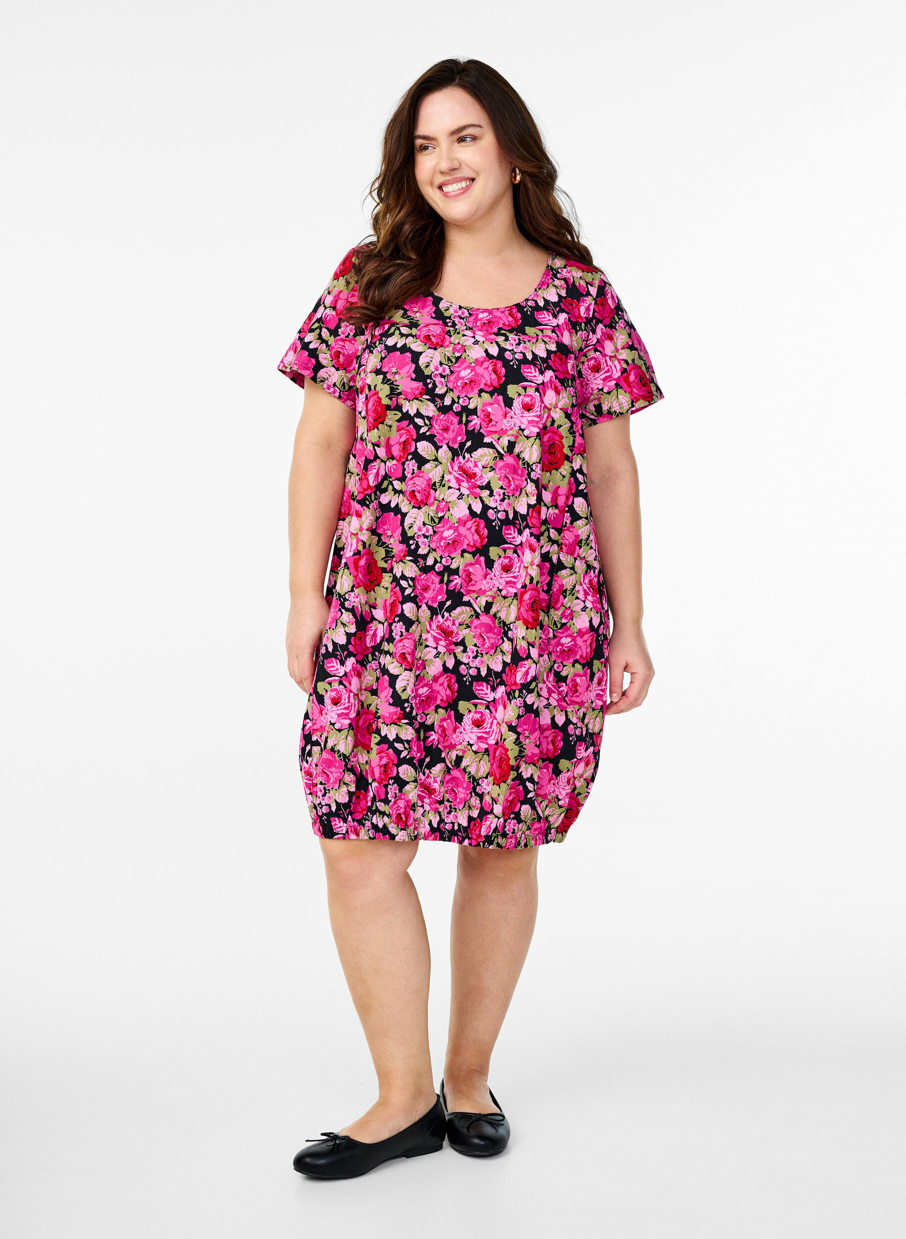 Zizzi Kort&auml;rmad bomullskl&auml;nning med m&ouml;nster, Svart, Model image number 1