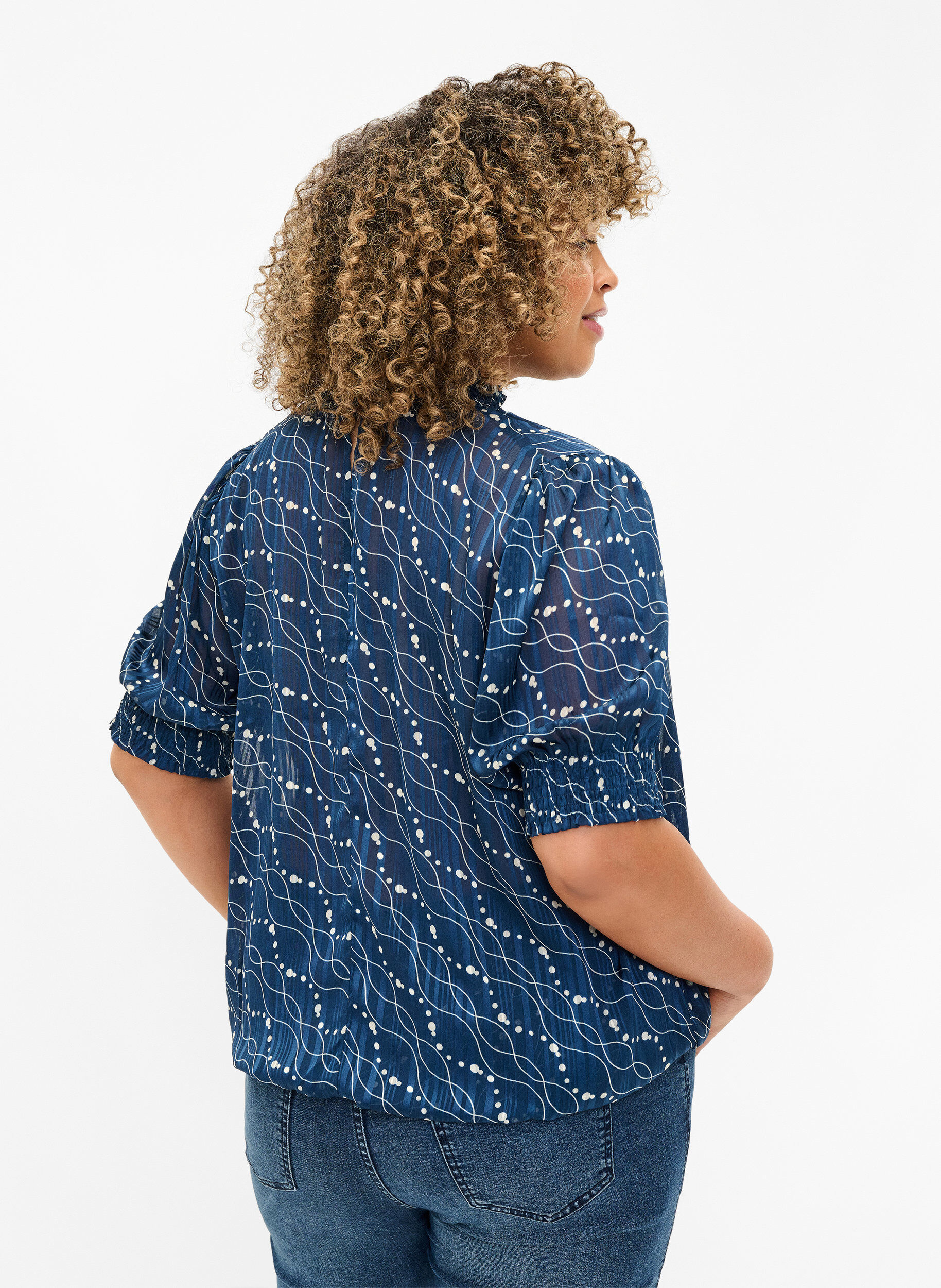 Zizzi Kort&auml;rmad smockad blus med tryck, Dress Bl. Swirl AOP, Model image number 1