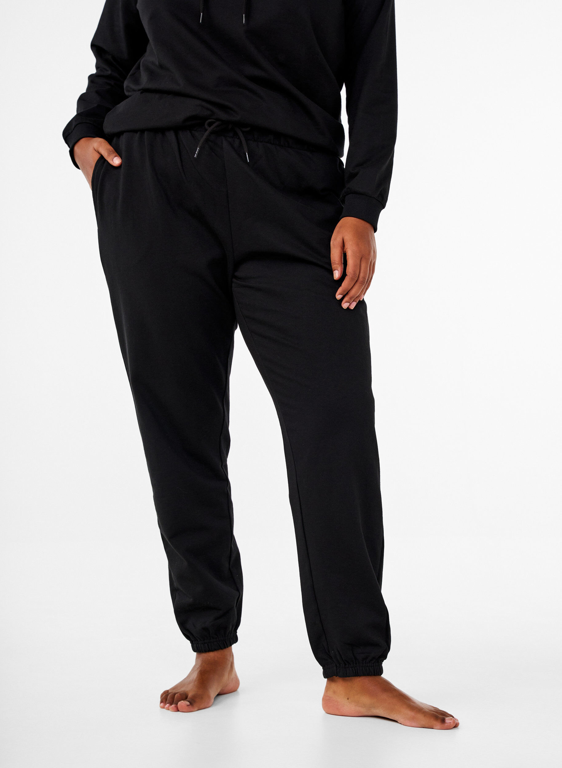 Zizzi Tr&ouml;ja med huva och tryck, Svart, Model image number 3