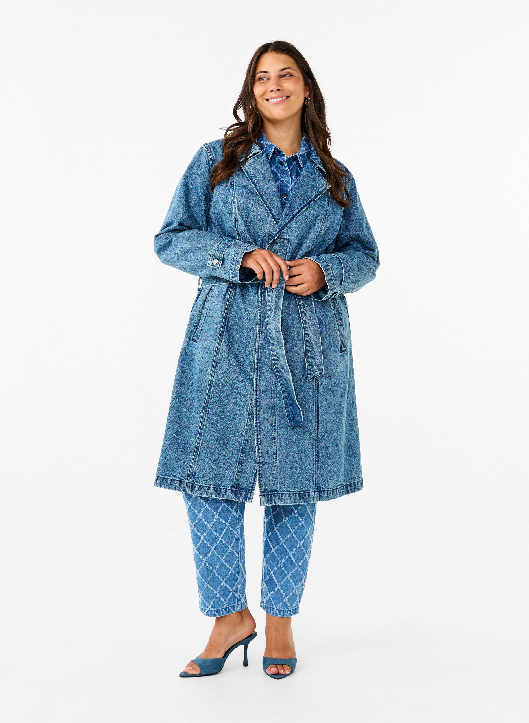 Zizzi Trenchcoat i denim med b&auml;lte, Blue Denim, Model image number 0