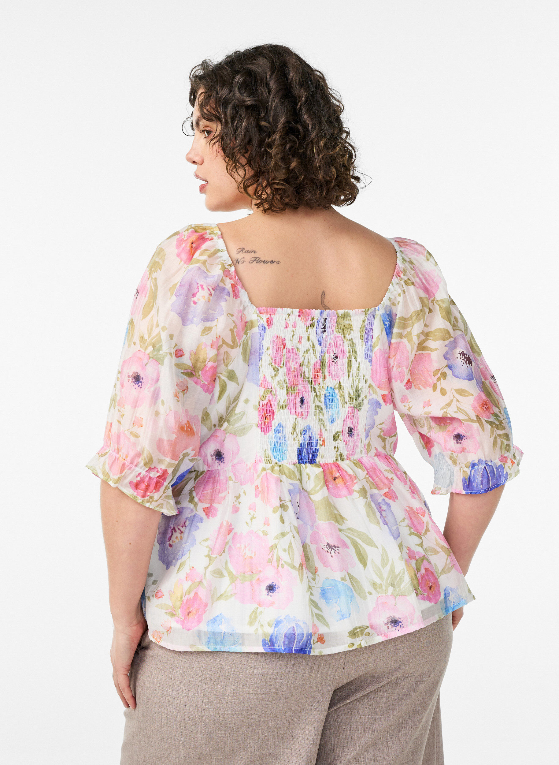 Zizzi Blus i lyocell med blommigt m&ouml;nster och hj&auml;rtformad ringning, Vit, Model image number 2
