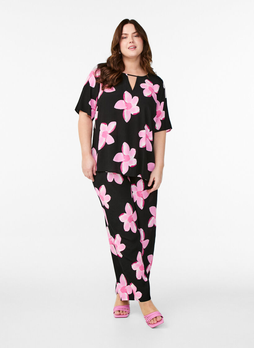 L&ouml;s passform viskosbyxor med tryck, Svart, Model image number 0