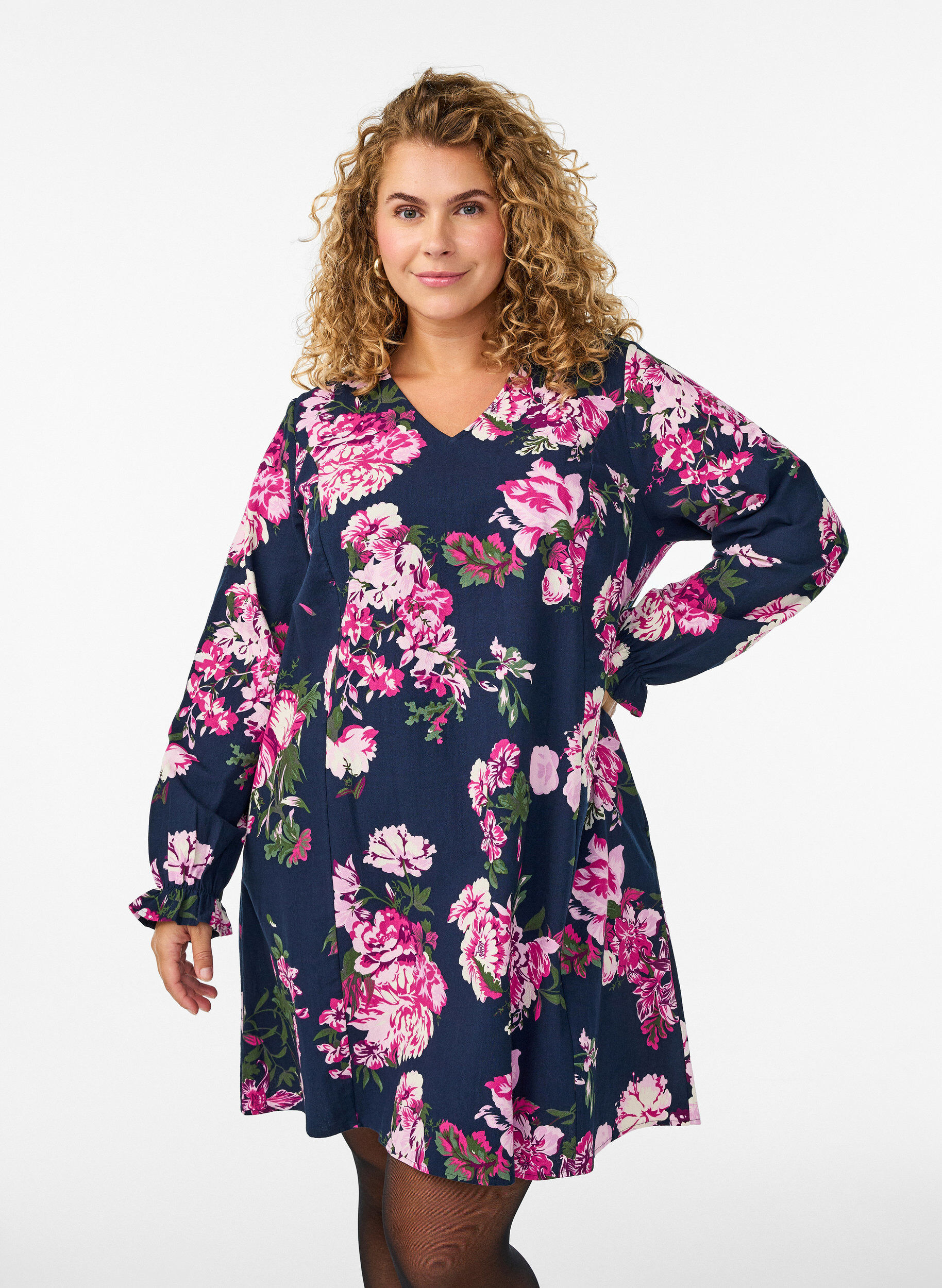 Kort kl&auml;nning i bomull med v-ringning och l&aring;nga &auml;rmar, Bl&aring;, Model