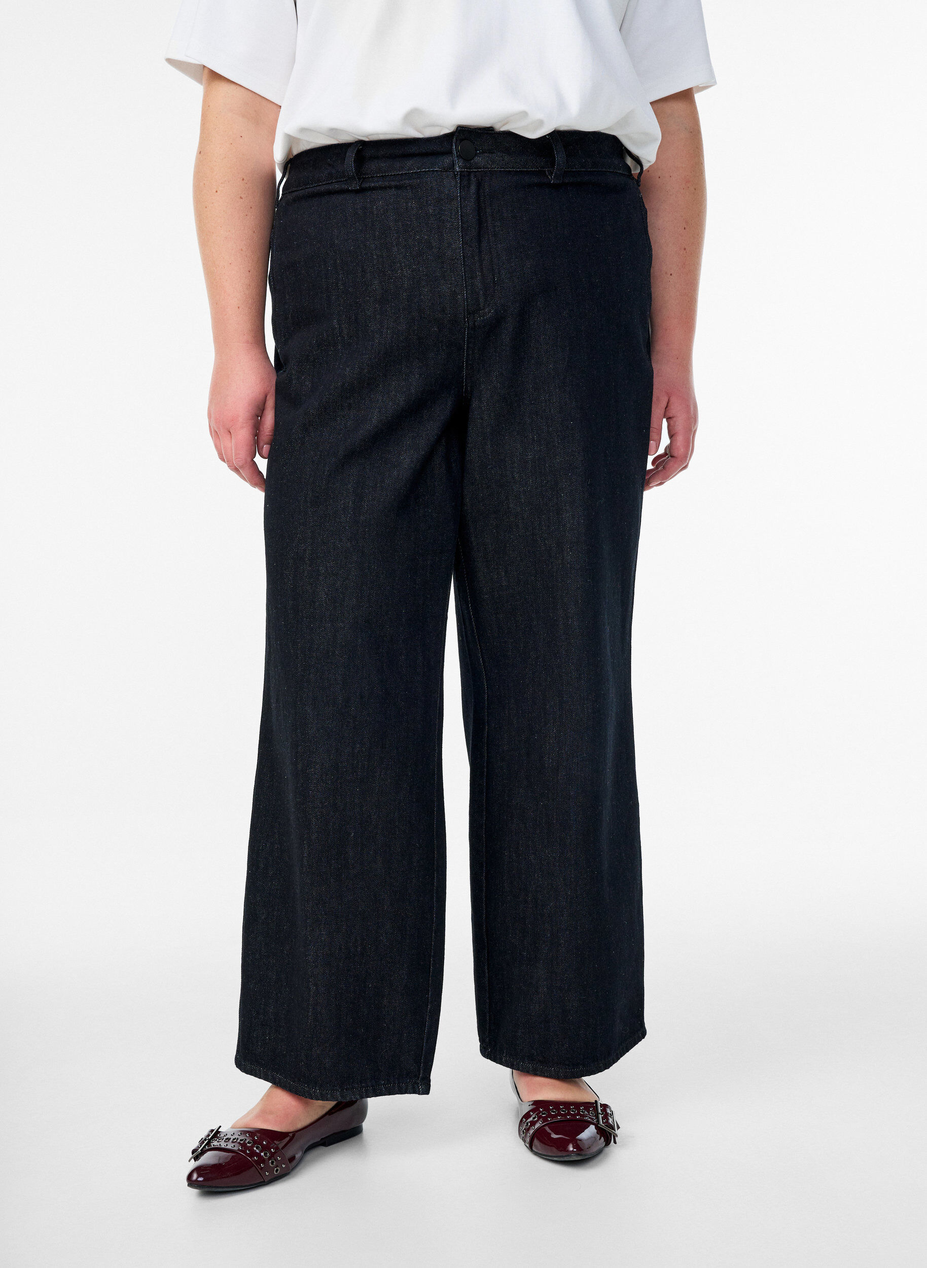 Zizzi Jeans med bred passform och mjuk, borstad insida, Svart, Model image number 2