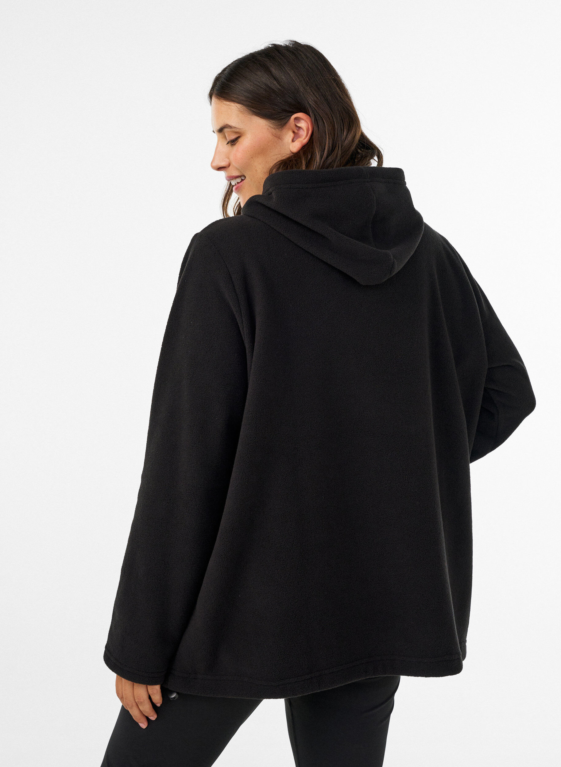 ZizziHuvtr&ouml;ja i fleece med h&ouml;g hals och broderad text, Svart, Model image number 2