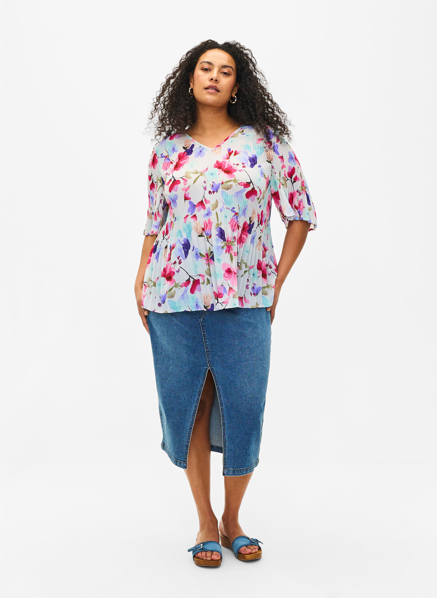 Zizzi Plisserad blommig blus, White/MultiFlowerAOP, Model image number 2