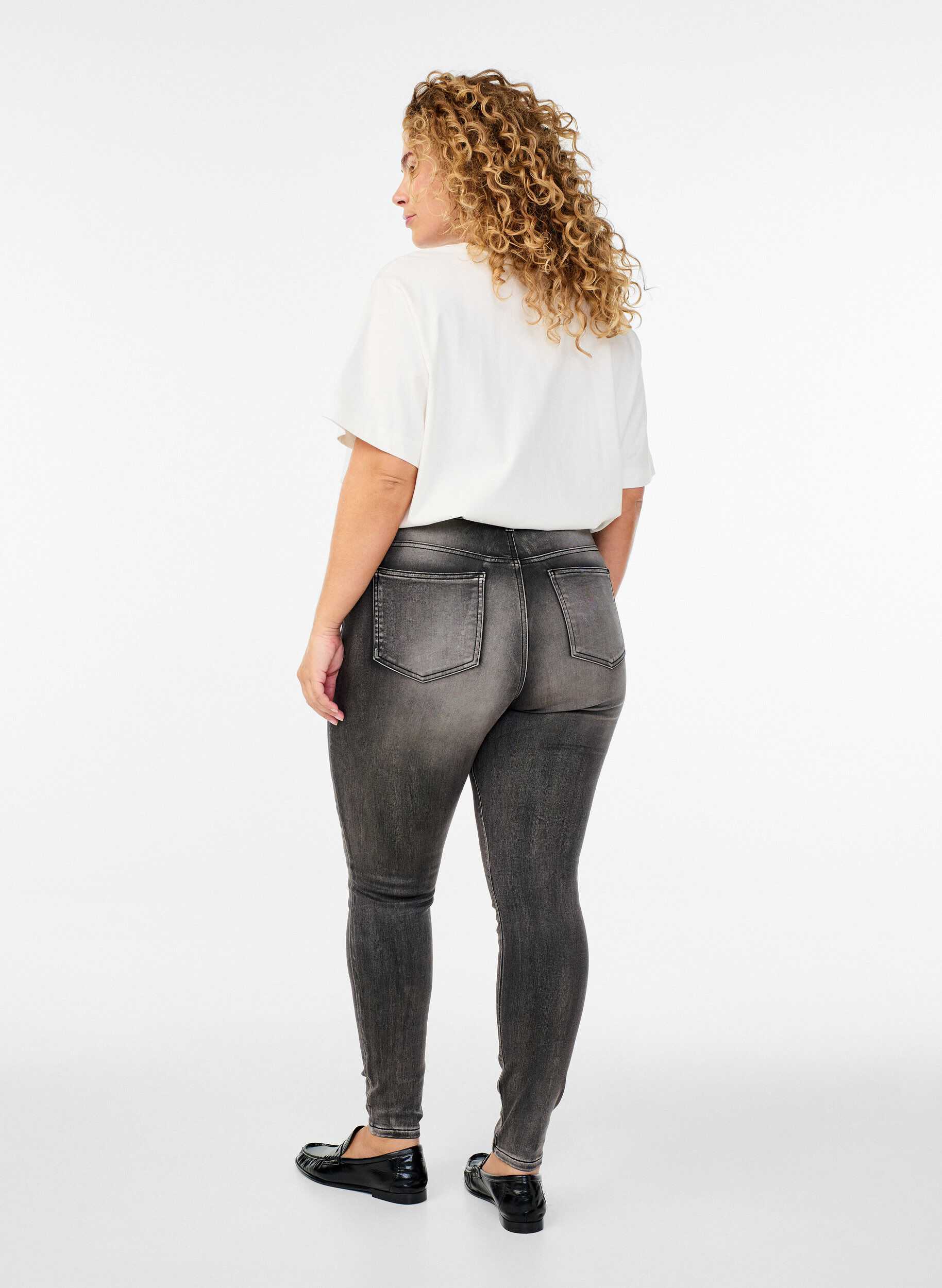 Zizzi Supersmala Amy-jeans med h&ouml;g midja, Gr&aring;, Model image number 1