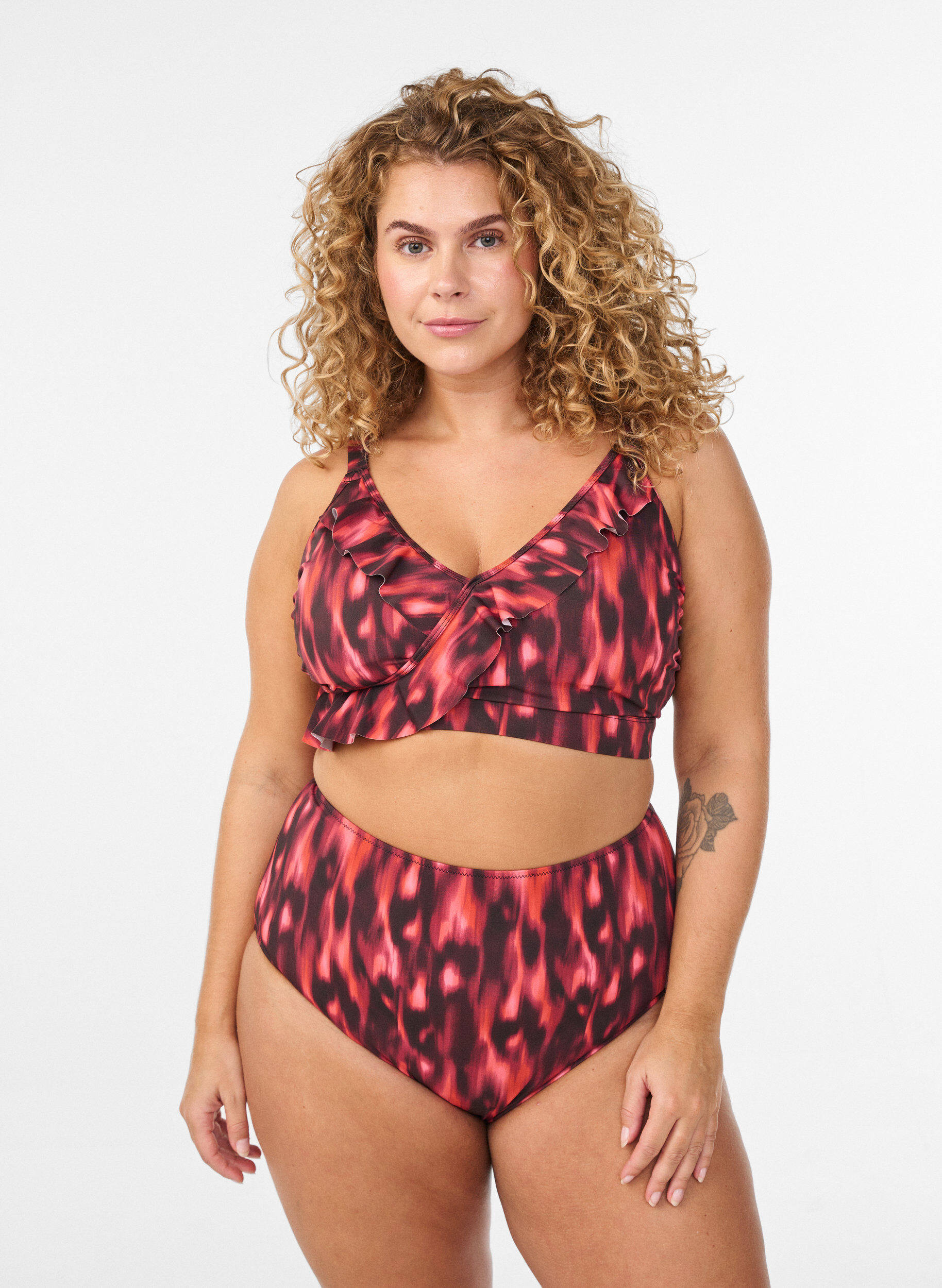Bikinitrosa med m&ouml;nster och h&ouml;g midja, R&ouml;d, Model