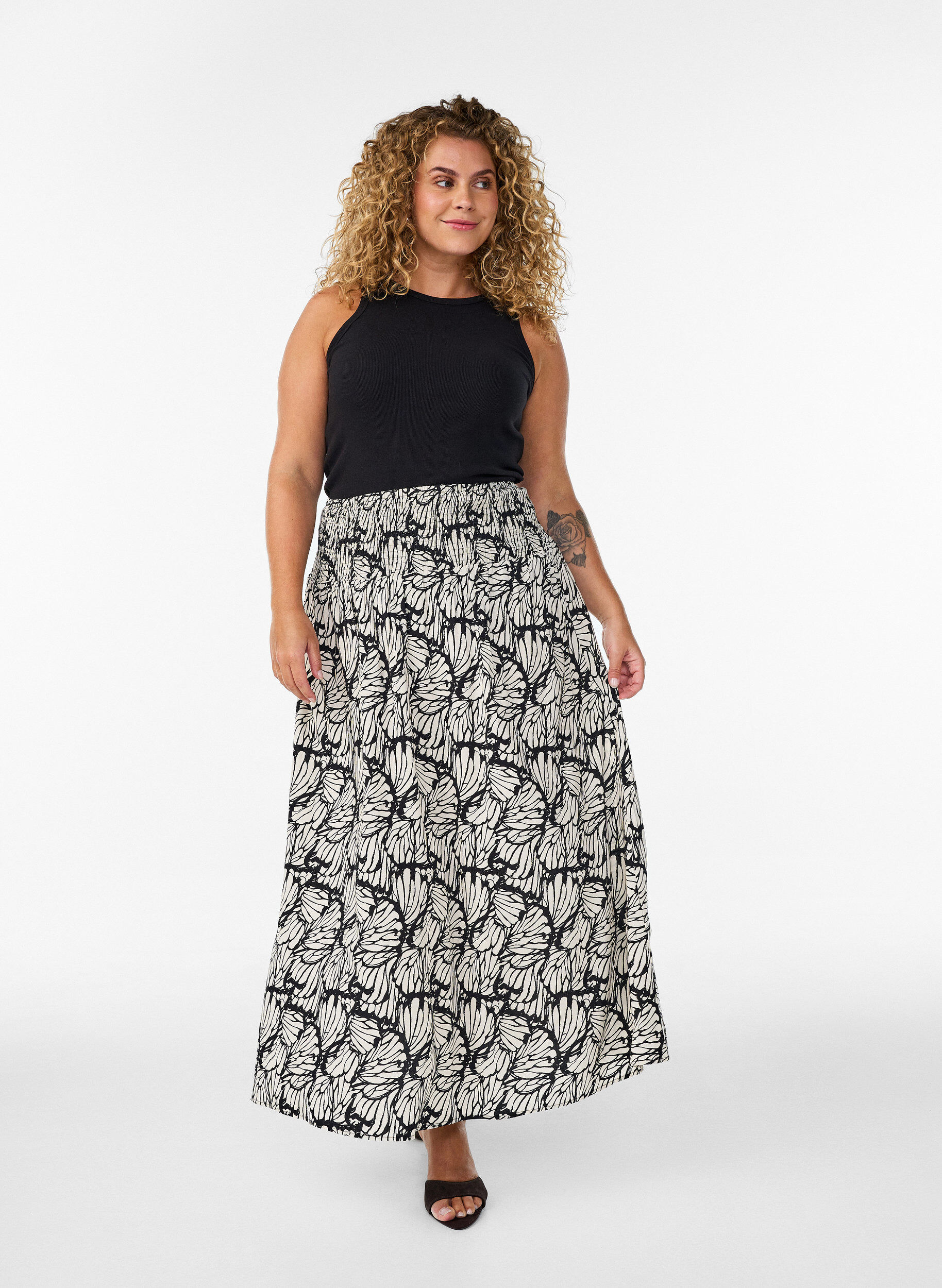 ZizziMaxikjol i viskos med smock, Svart, Model image number 0