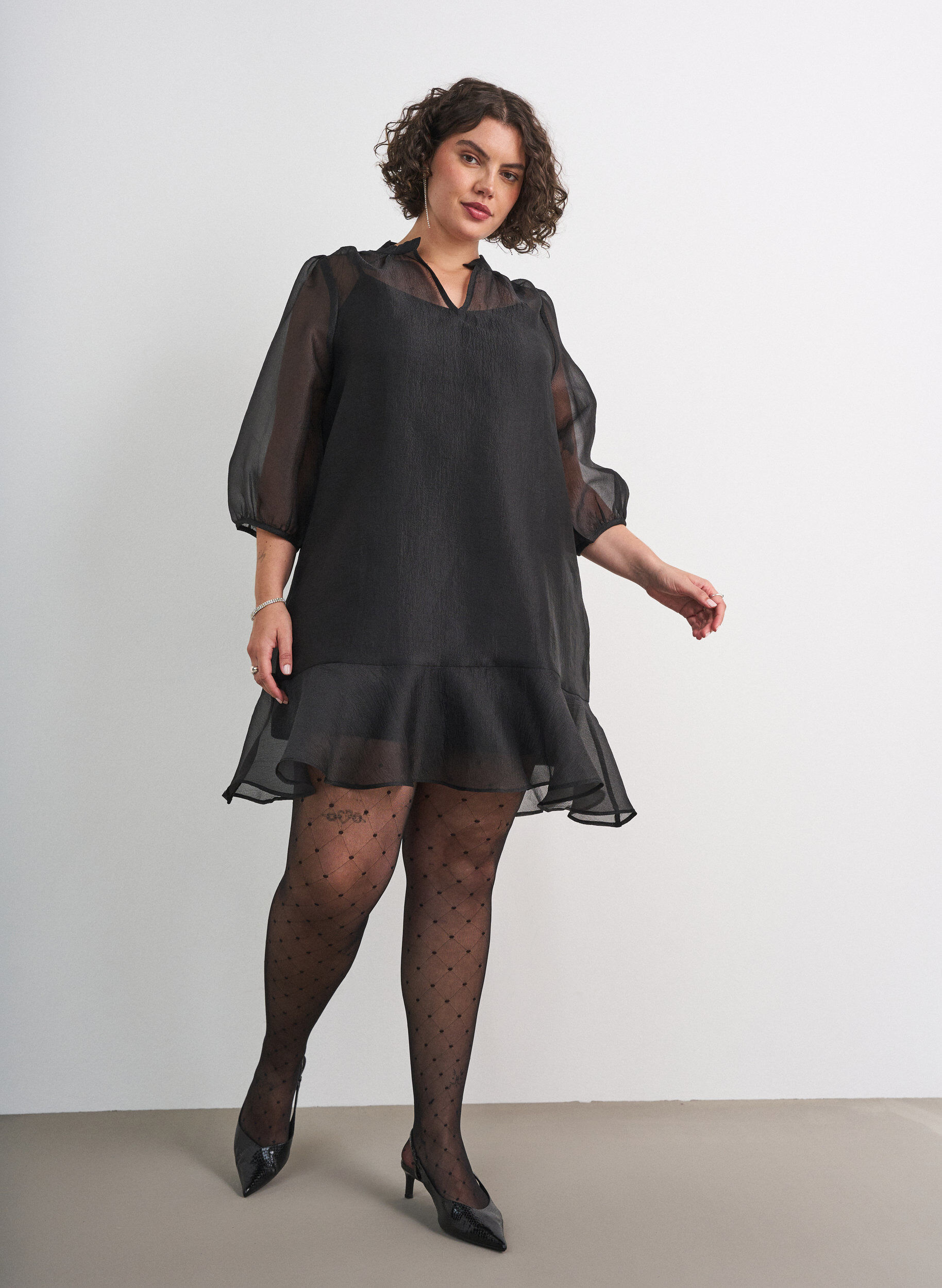 ZizziKort kl&auml;nning i organza med volangkant, Svart, Model image number 1