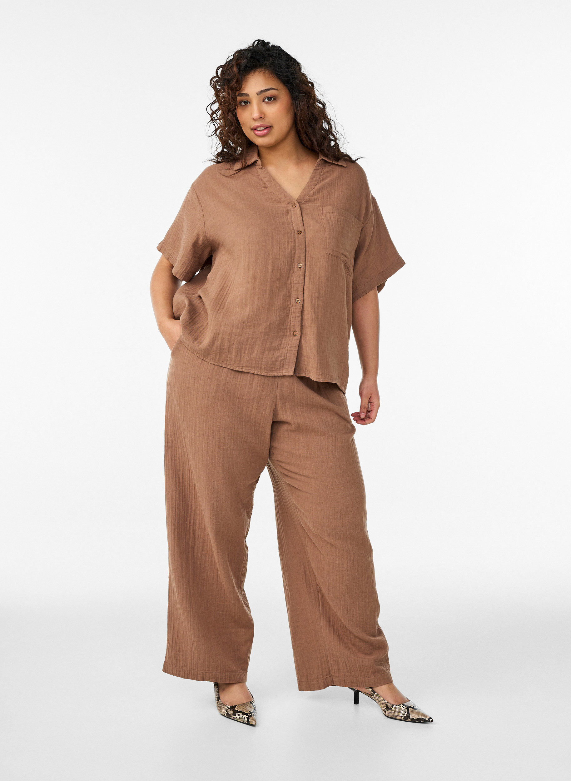 Zizzi Blus i bomullsmuslin med korta &auml;rmar, Brun, Model image number 1