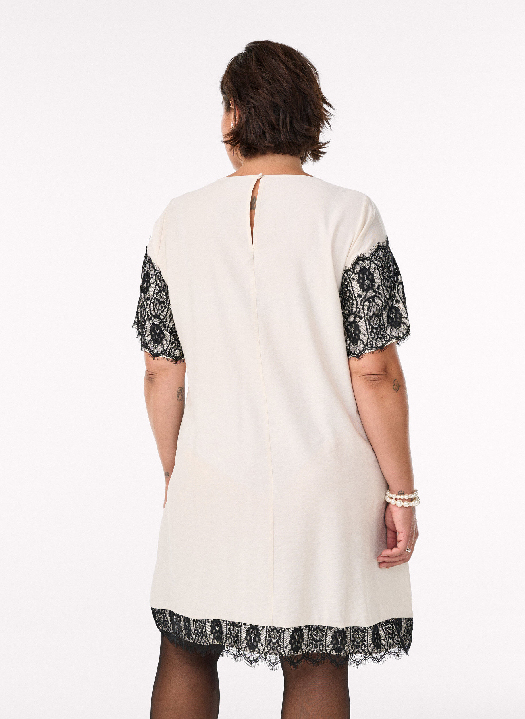 Zizzi Kort kl&auml;nning med kontrasterande spetspaneler, Beige, Model image number 2