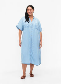 Kortärmad skjortklänning i lyocell (TENCEL™), Light blue denim, Model