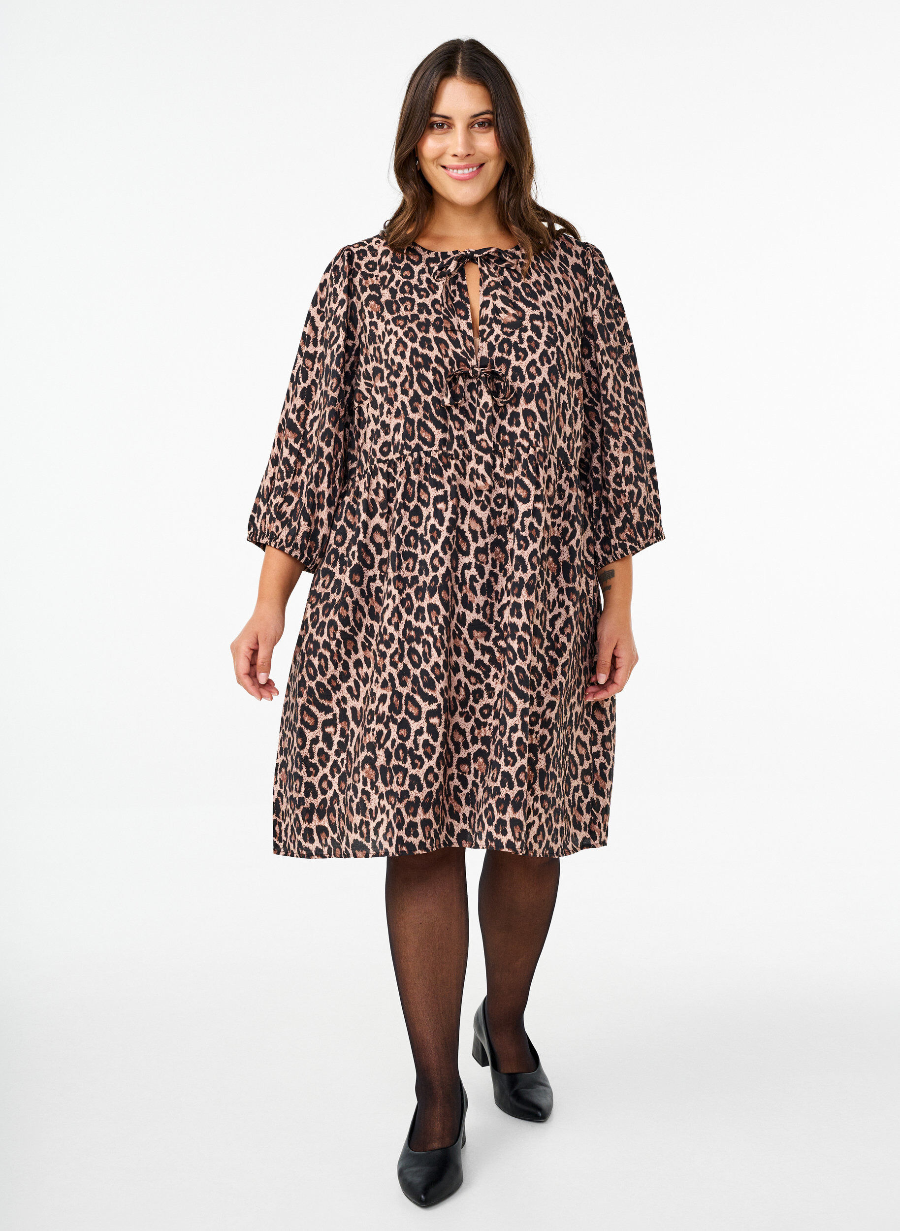 Zizzi Kl&auml;nning med rosetter och 3/4-&auml;rmar, LEO AOP, Model image number 3