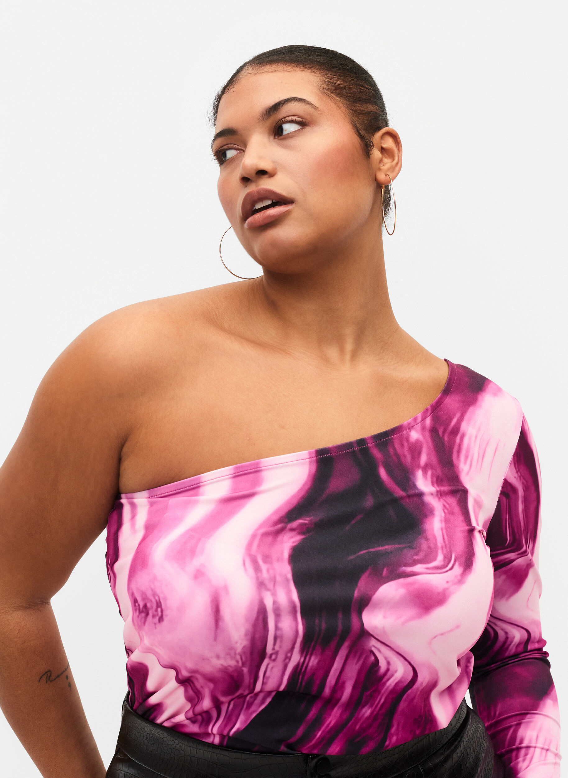 Zizzi One shoulder-topp med tryck, Raspberry Rose AOP, Model image number 2