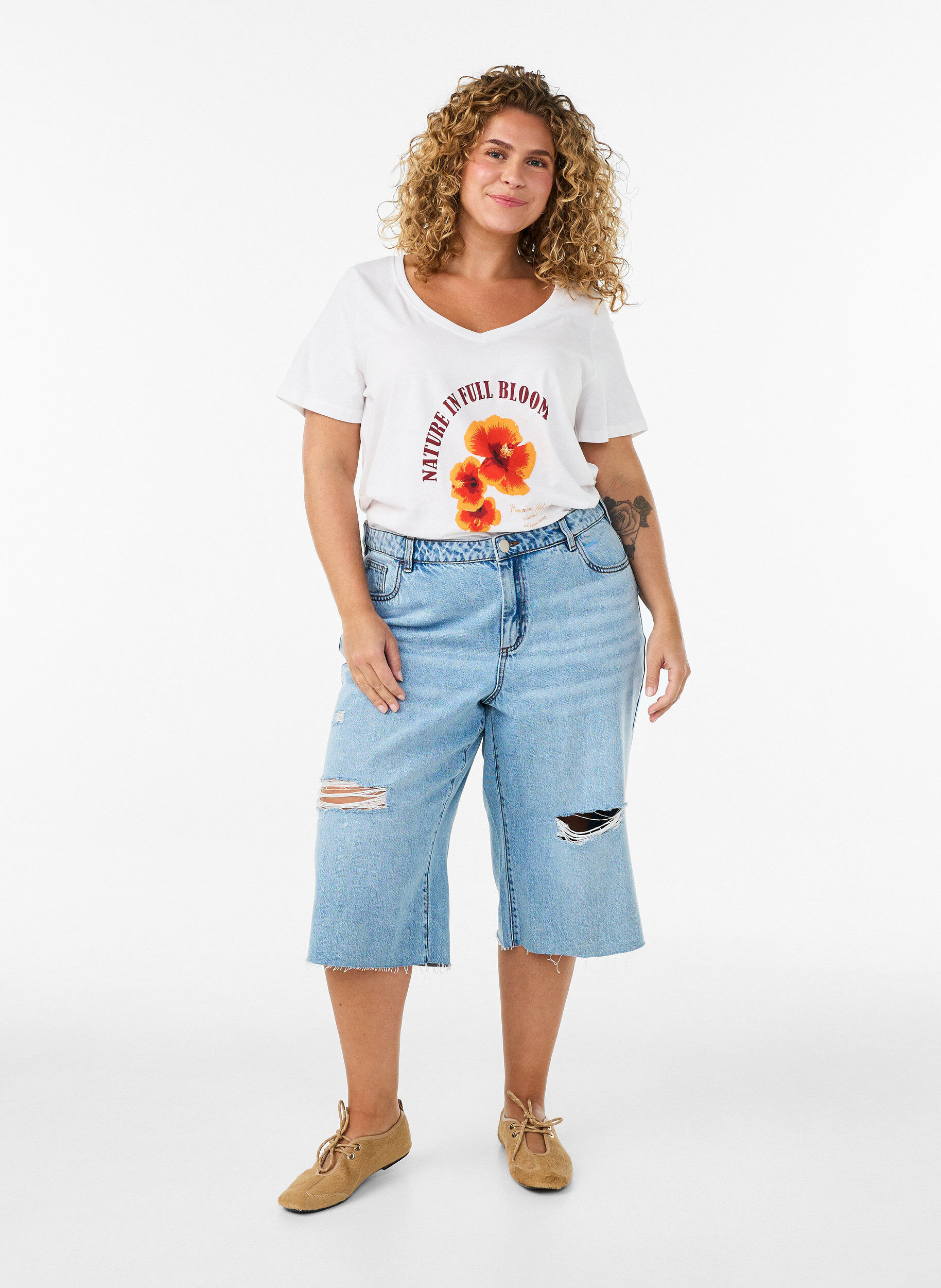 ZizziT-shirt i bomull med tryck framtill och v-ringning, Vit, Model image number 1