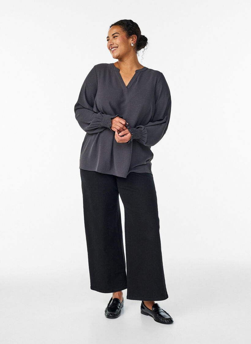 Blus med smockade manschetter och v-ringning, Gr&aring;, Model image number 1