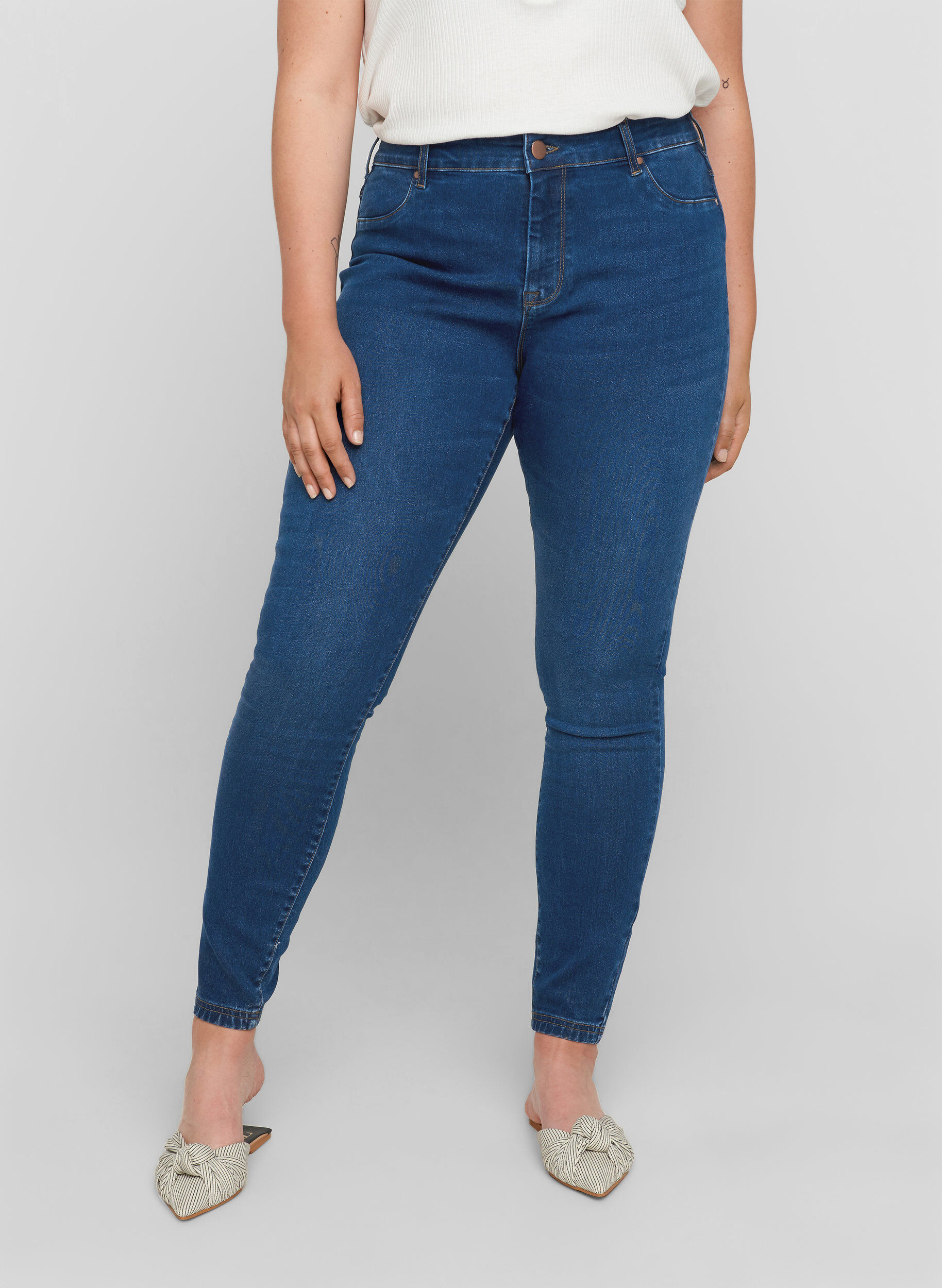 Zizzi Jeggings i bomullsmix, Blue denim, Model image number 2