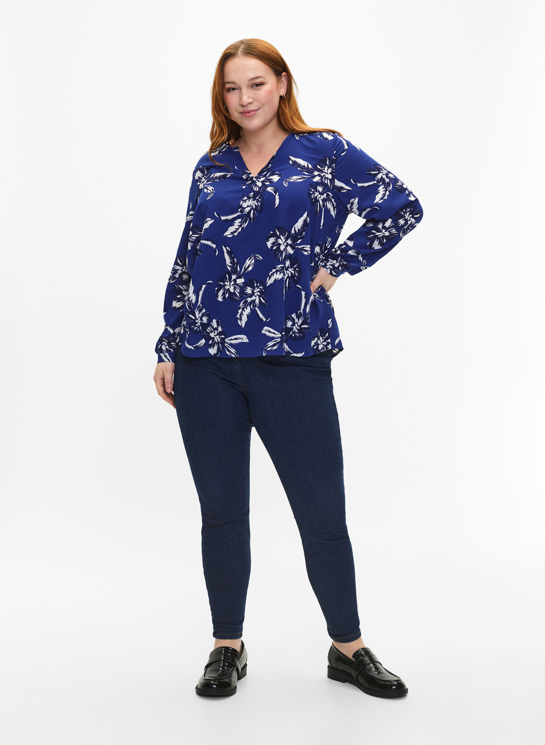 Zizzi FLASH - L&aring;ng&auml;rmad blus med tryck, Navy Blazer Flower, Model image number 2