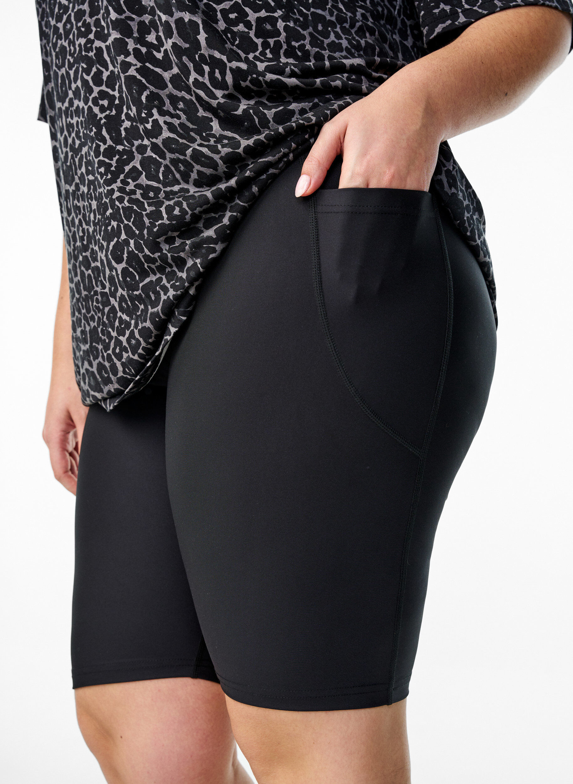 Zizzi Figurn&auml;ra shorts med sidofickor, Svart, Model image number 3