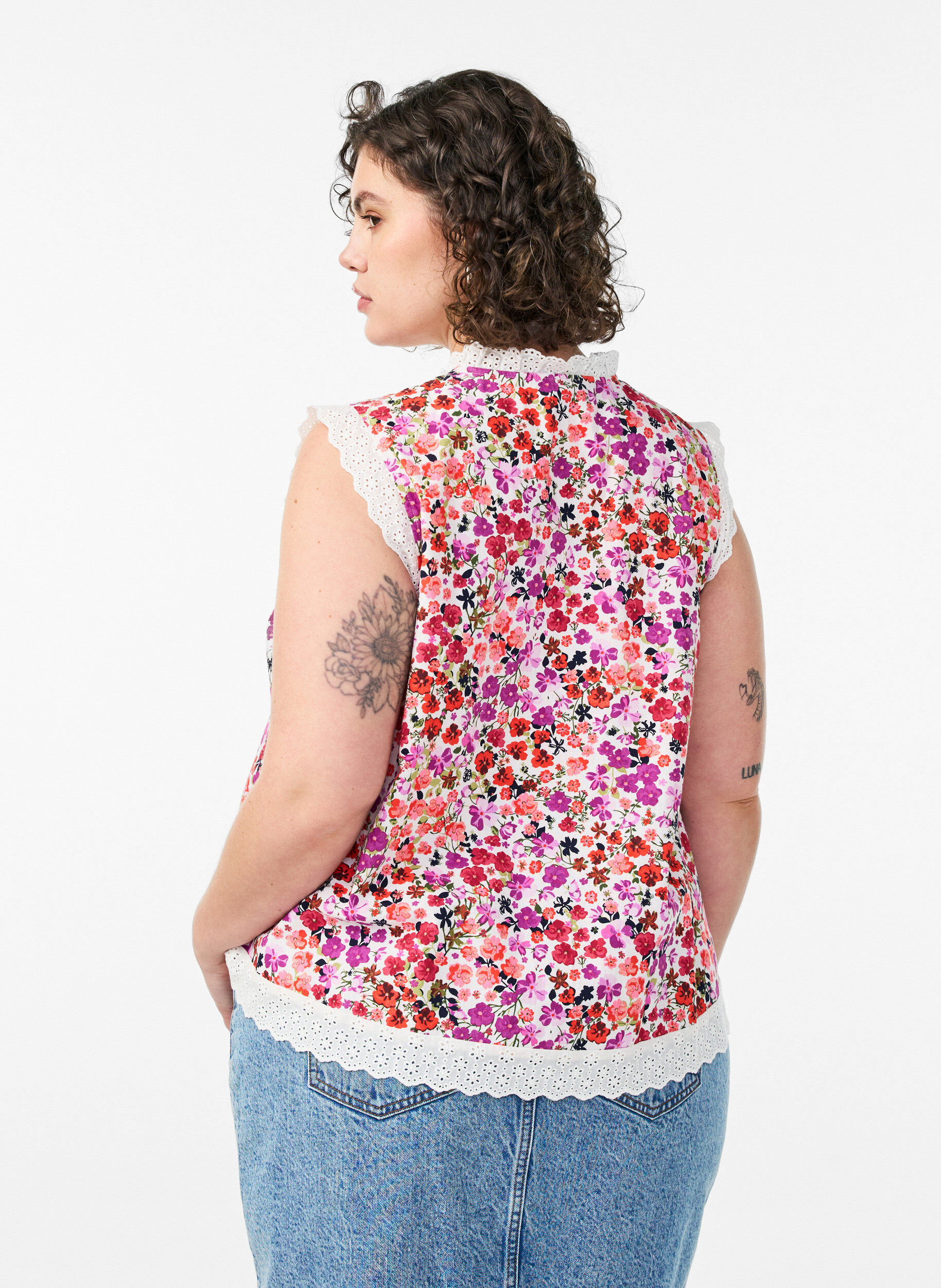 Zizzi &Auml;rml&ouml;s blus i bomull med blommigt m&ouml;nster och broderie anglaise, Rosa, Model image number 2