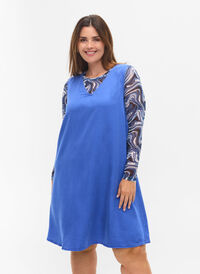 Spencerklänning med v-ringad hals, Dazzling Blue, Model