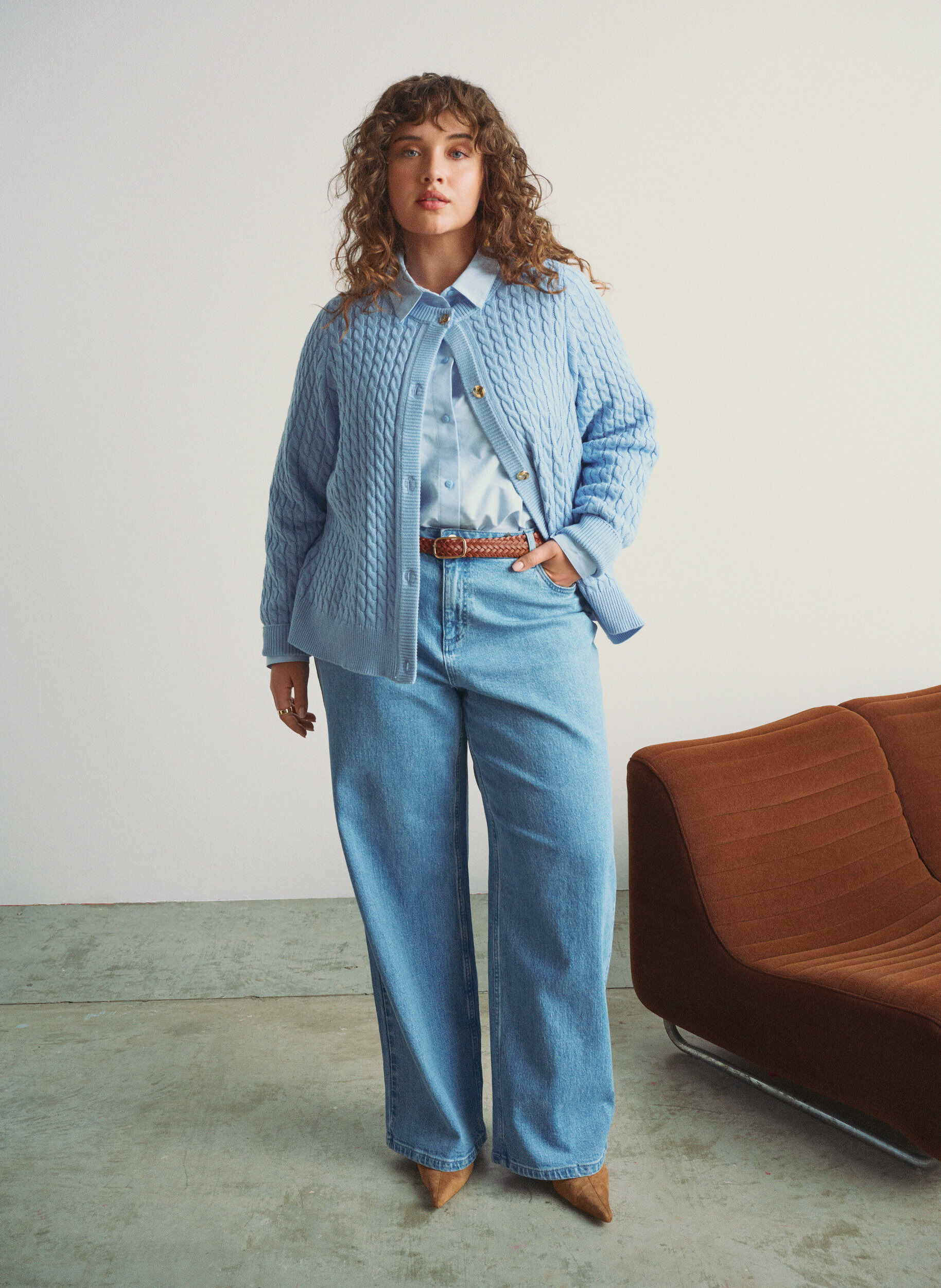 Zizzi Kabelstickad kofta med guldf&auml;rgade knappar, Bl&aring;, Image image number 0