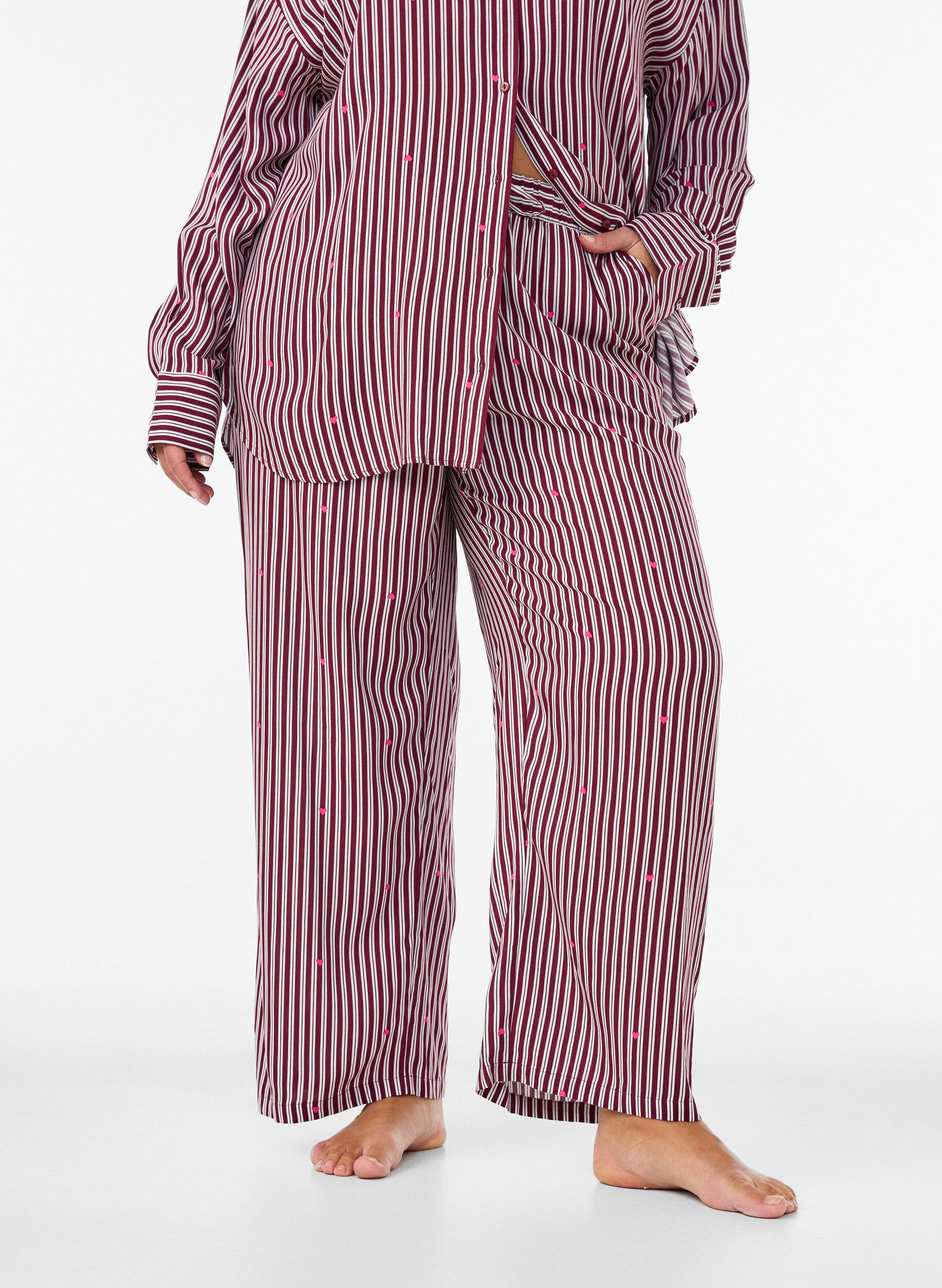 ZizziL&ouml;sa nattbyxor med r&auml;nder och hj&auml;rtan, M&ouml;rk Bordeaux, Model image number 2
