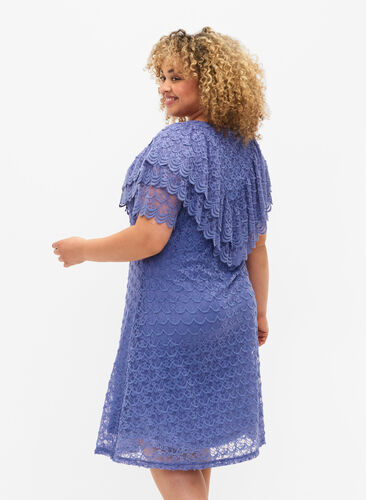 Kortärmad spetsklänning med breda volanger, Lavender Violet, Model image number 1