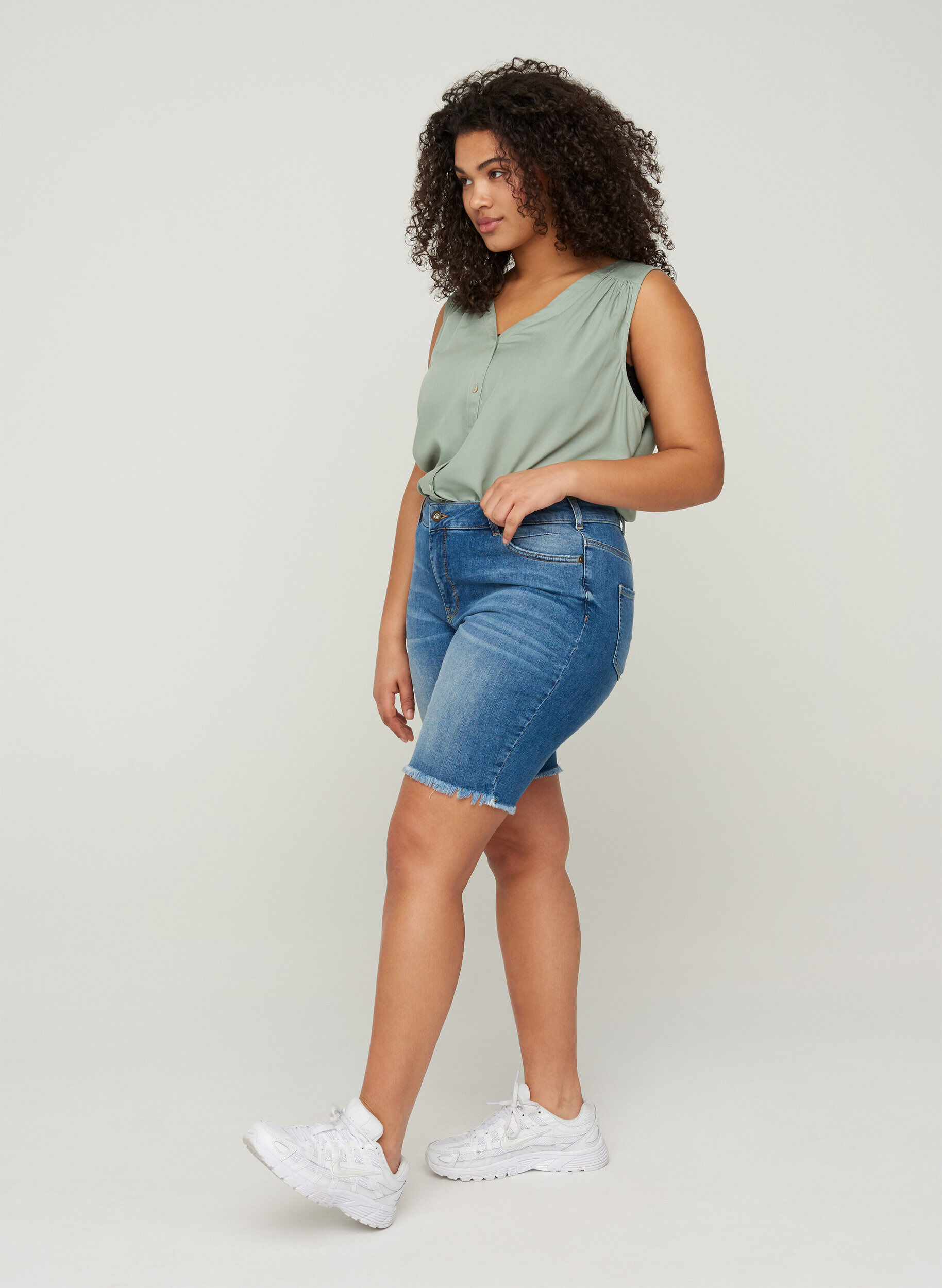 Zizzi Jeansshorts med h&ouml;g midja och r&aring;a kanter, Dark blue denim, Model image number 2