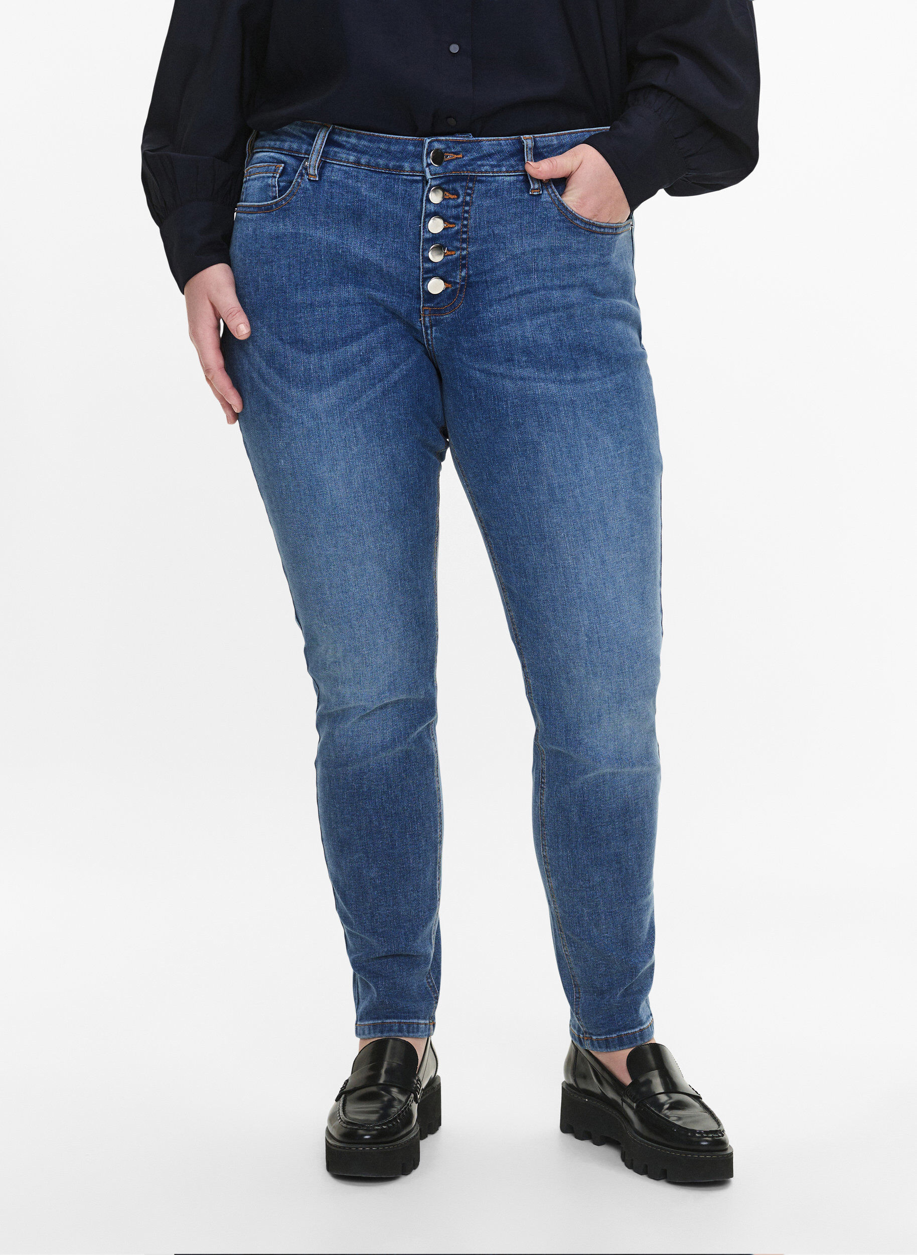 Zizzi Sanna jeans med supersmal passform och knappst&auml;ngning, Blue denim, Model image number 2