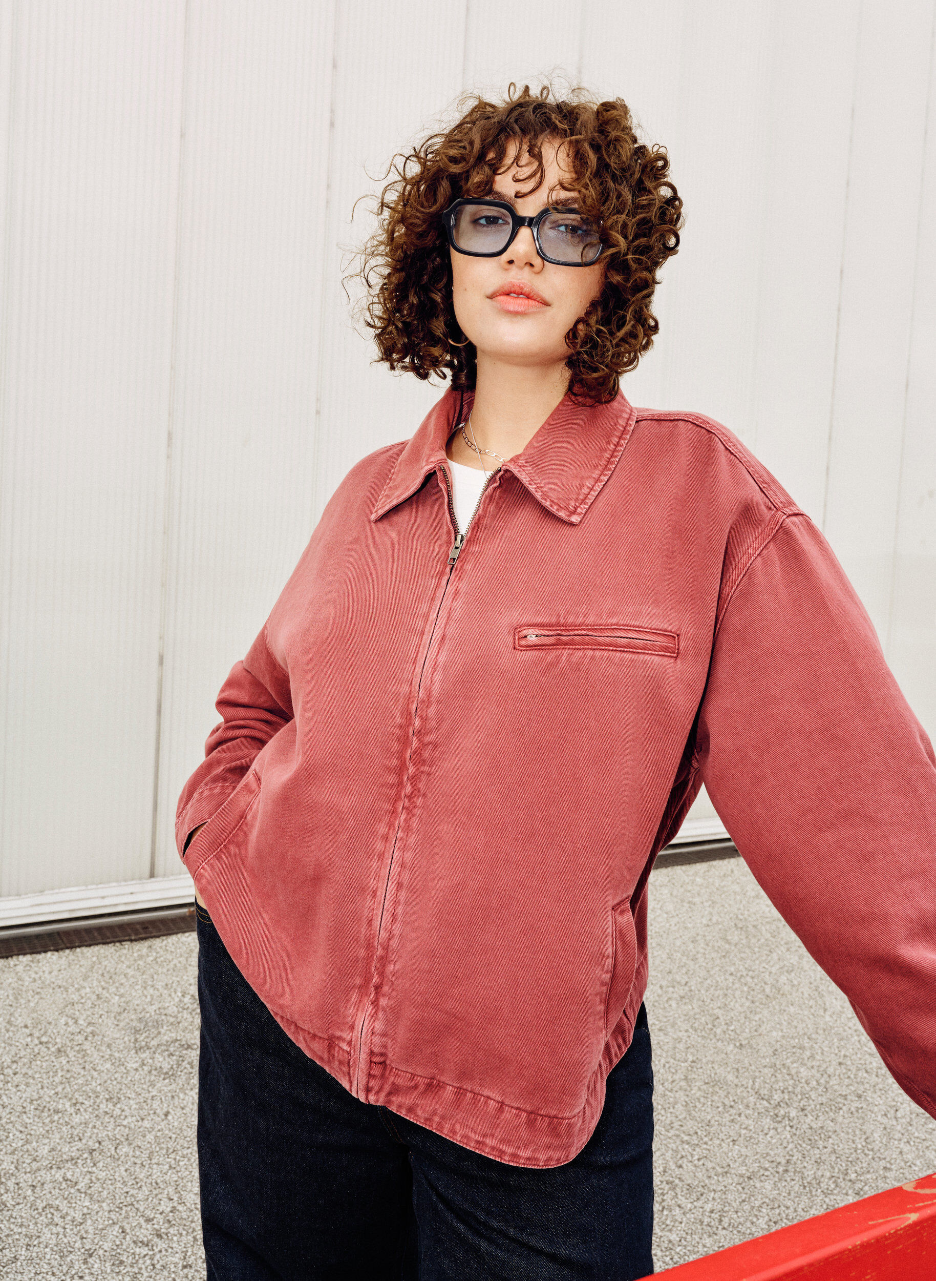 F&auml;rgad jeansjacka med dragkedja