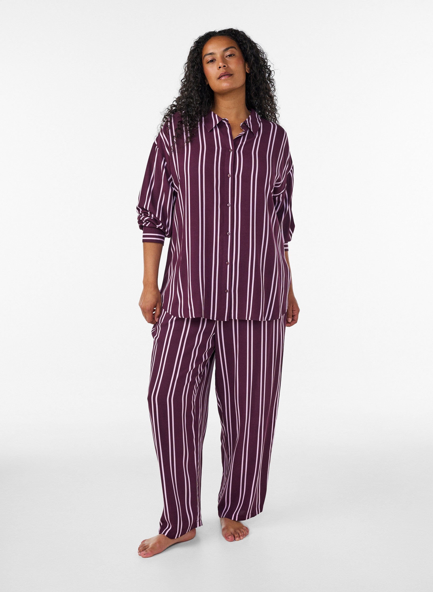 ZizziL&ouml;sa pyjamasbyxor med r&auml;nder, M&ouml;rk Bordeaux, Model image number 1