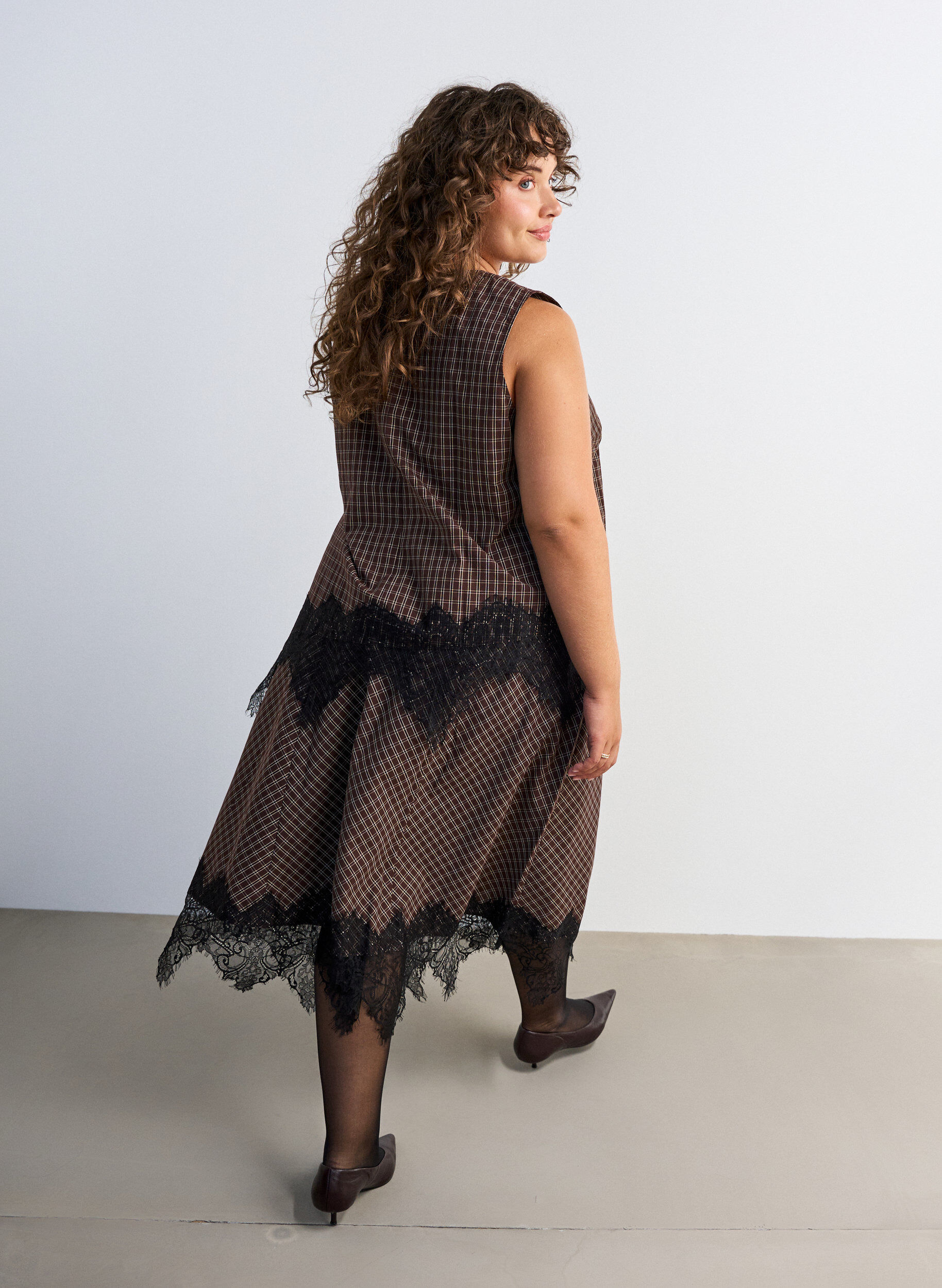ZizziRutig topp med asymmetrisk spetskant, Brun, Model image number 2