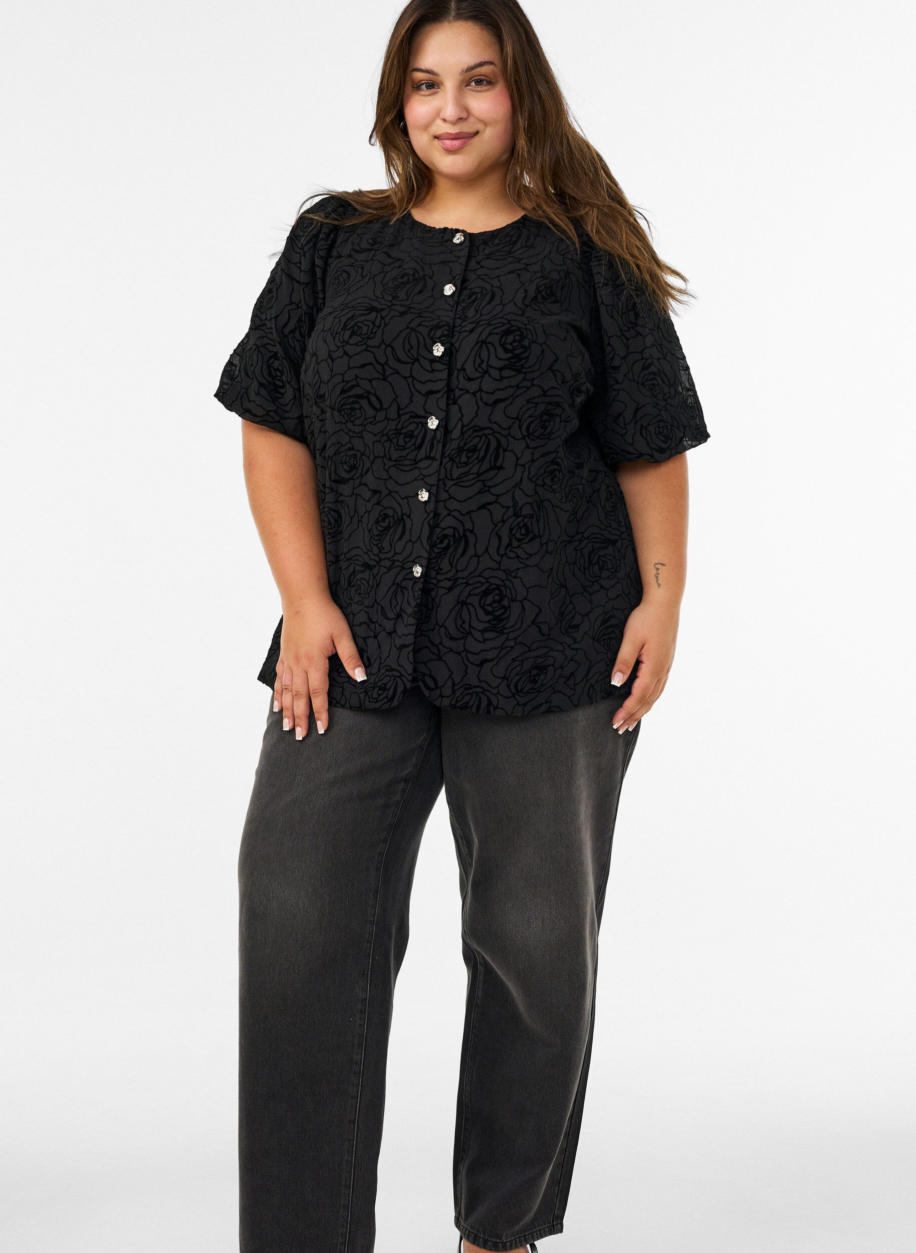 ZizziBlus med blommigt m&ouml;nster och ballong&auml;rmar, Svart, Model image number 1